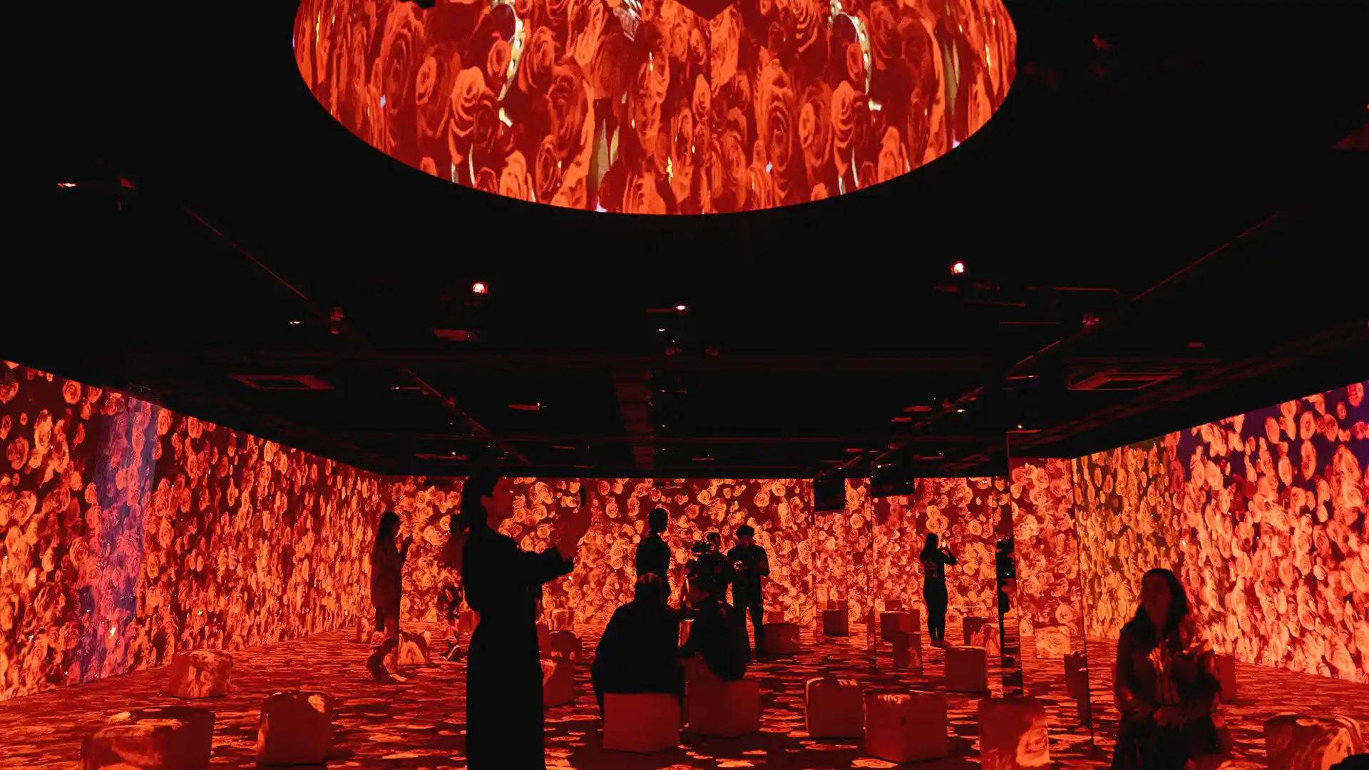 I visitatori esplorano un'installazione digitale immersiva all'interno di Casa Amatller.