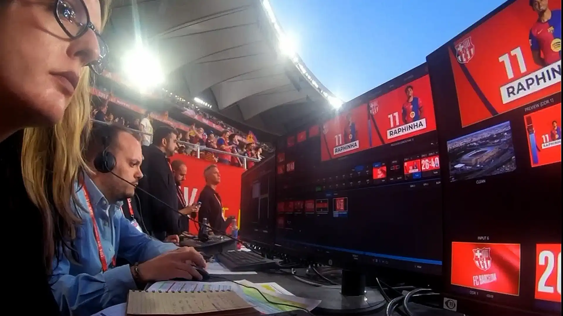 Écrans du stade diffusant des contenus audiovisuels synchronisés lors de la finale de la Coupe RFEF 2025.