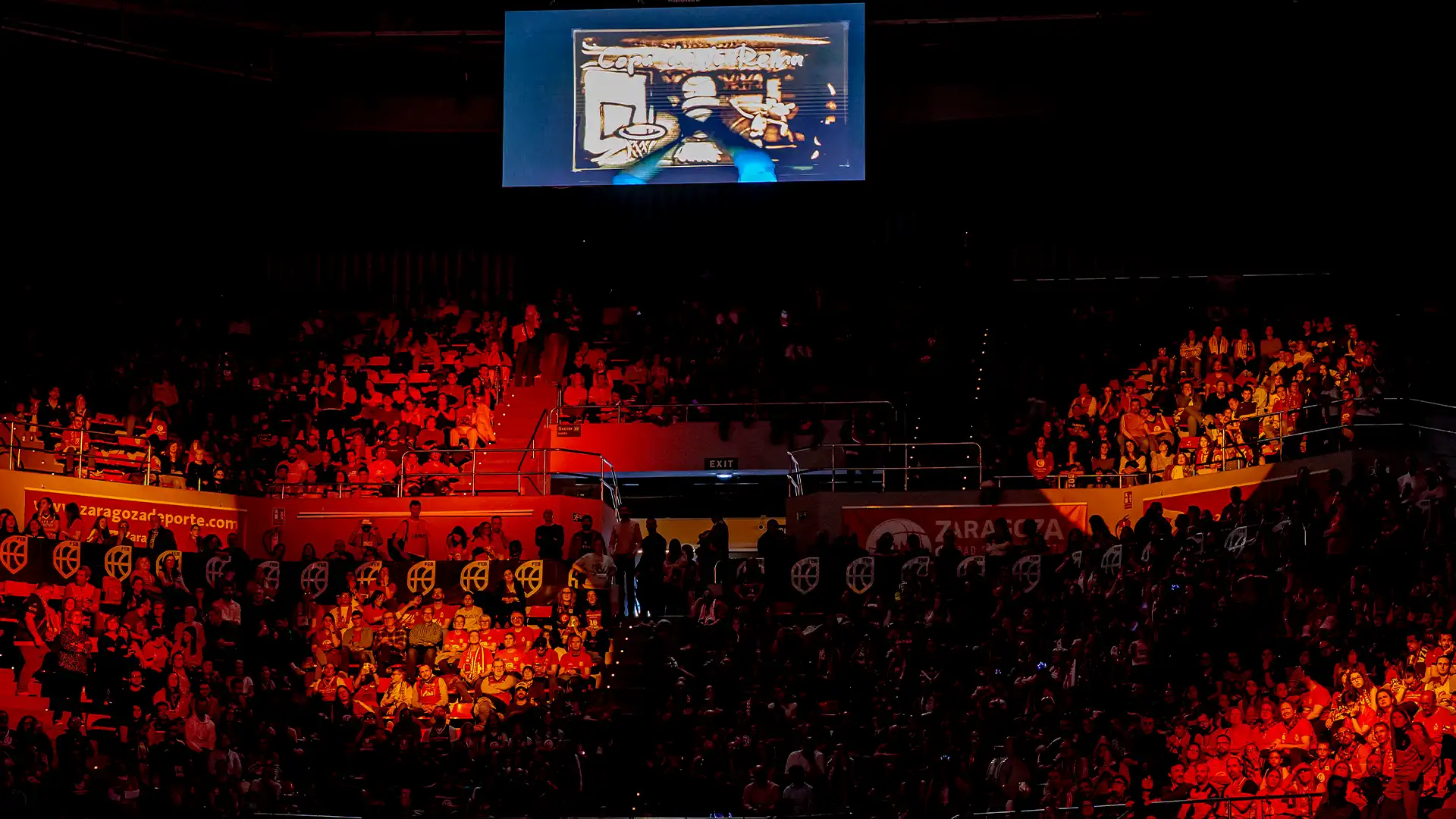 Großer Bildschirm am Veranstaltungsort, der synchronisierte Inhalte der Copa de la Reina 2025 von TRISON Yellowbricks zeigt