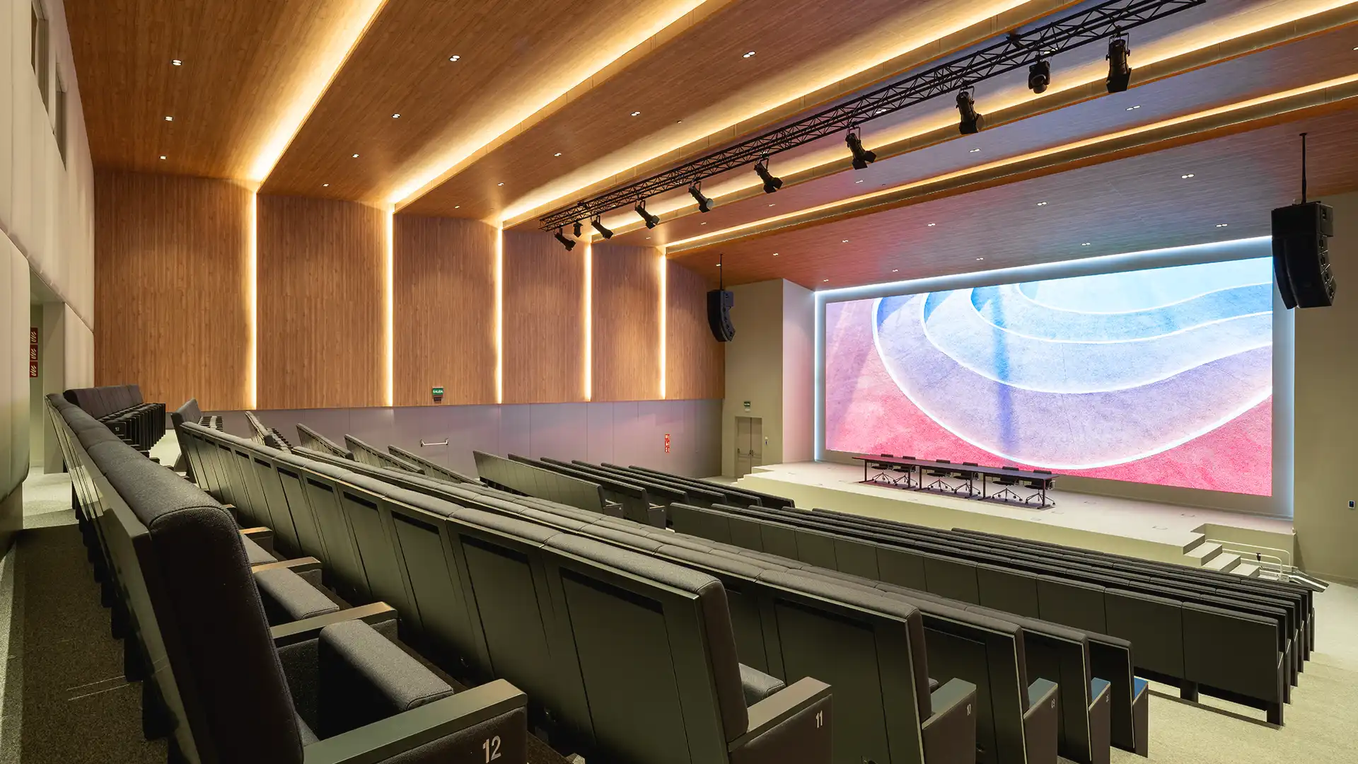 Sedute moderne e design dell'illuminazione nell'auditorium digitalizzato di CORTIZO.