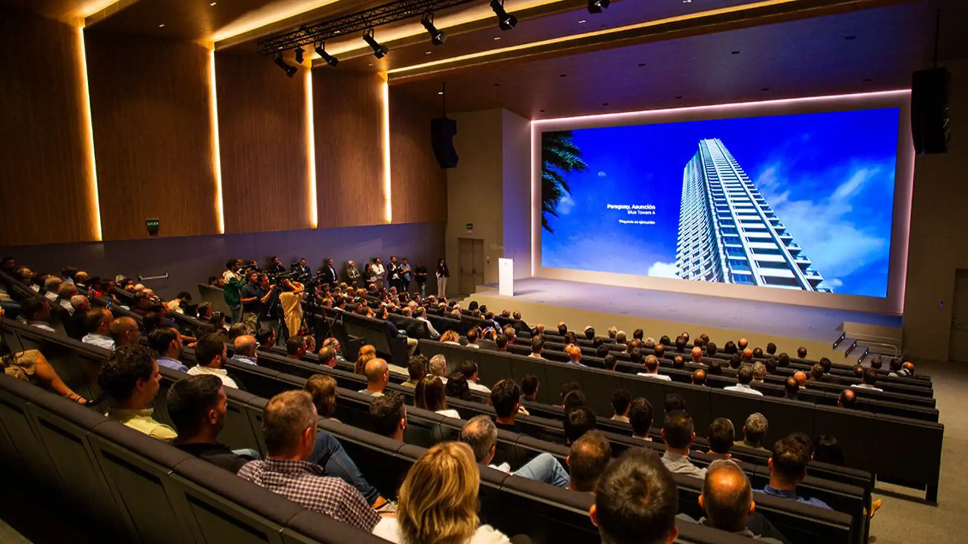 Vista grandangolare dell'auditorium CORTIZO che mostra lo schermo LED, l'illuminazione e il design dei posti a sedere.