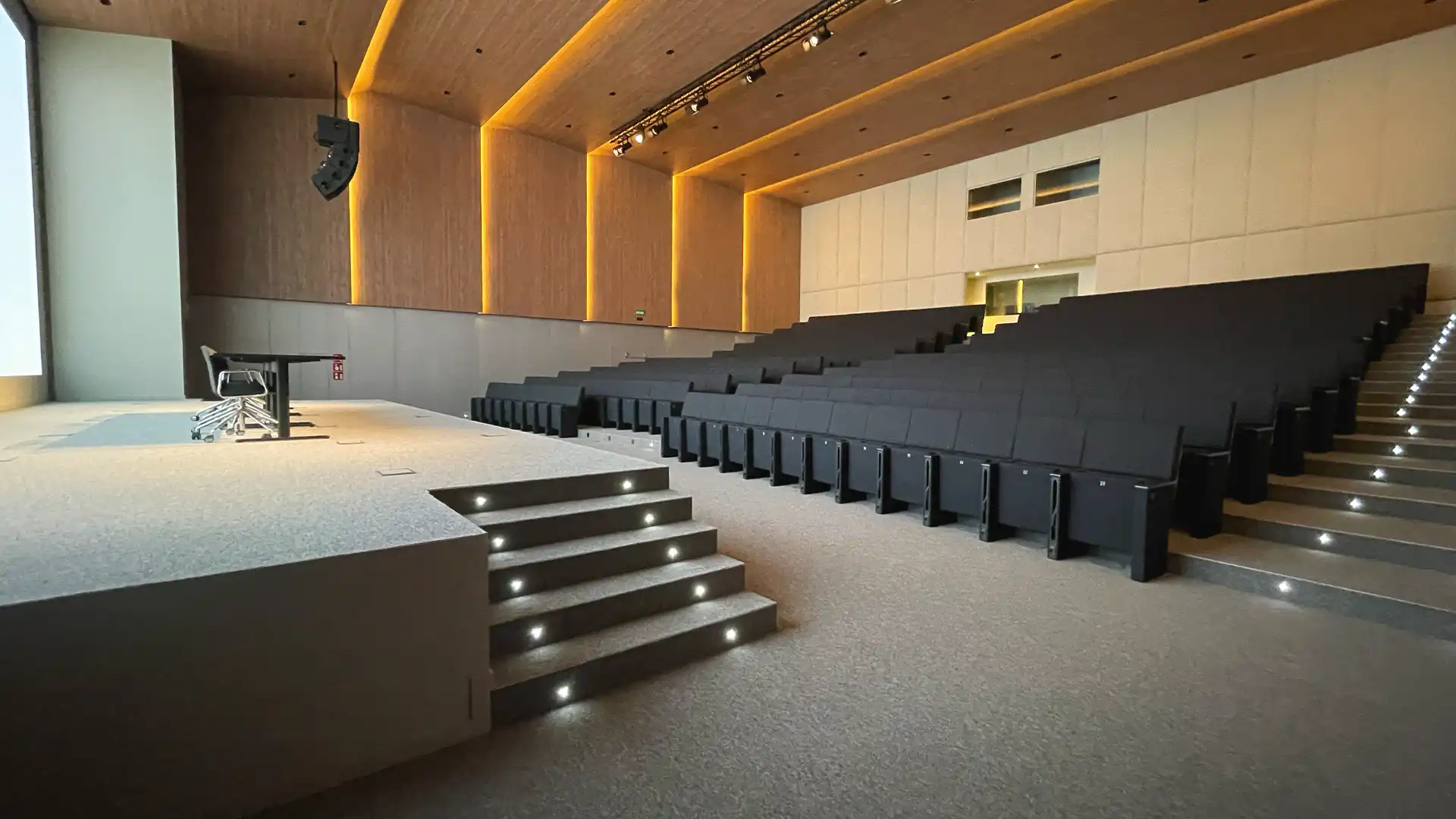 Schermo LED che visualizza immagini aziendali durante una presentazione nell'auditorium di CORTIZO.