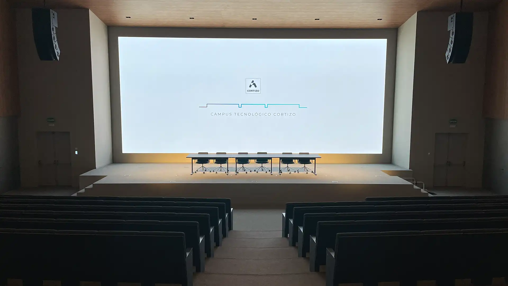Display LED e palco per conferenze integrati nell'auditorium aziendale CORTIZO.
