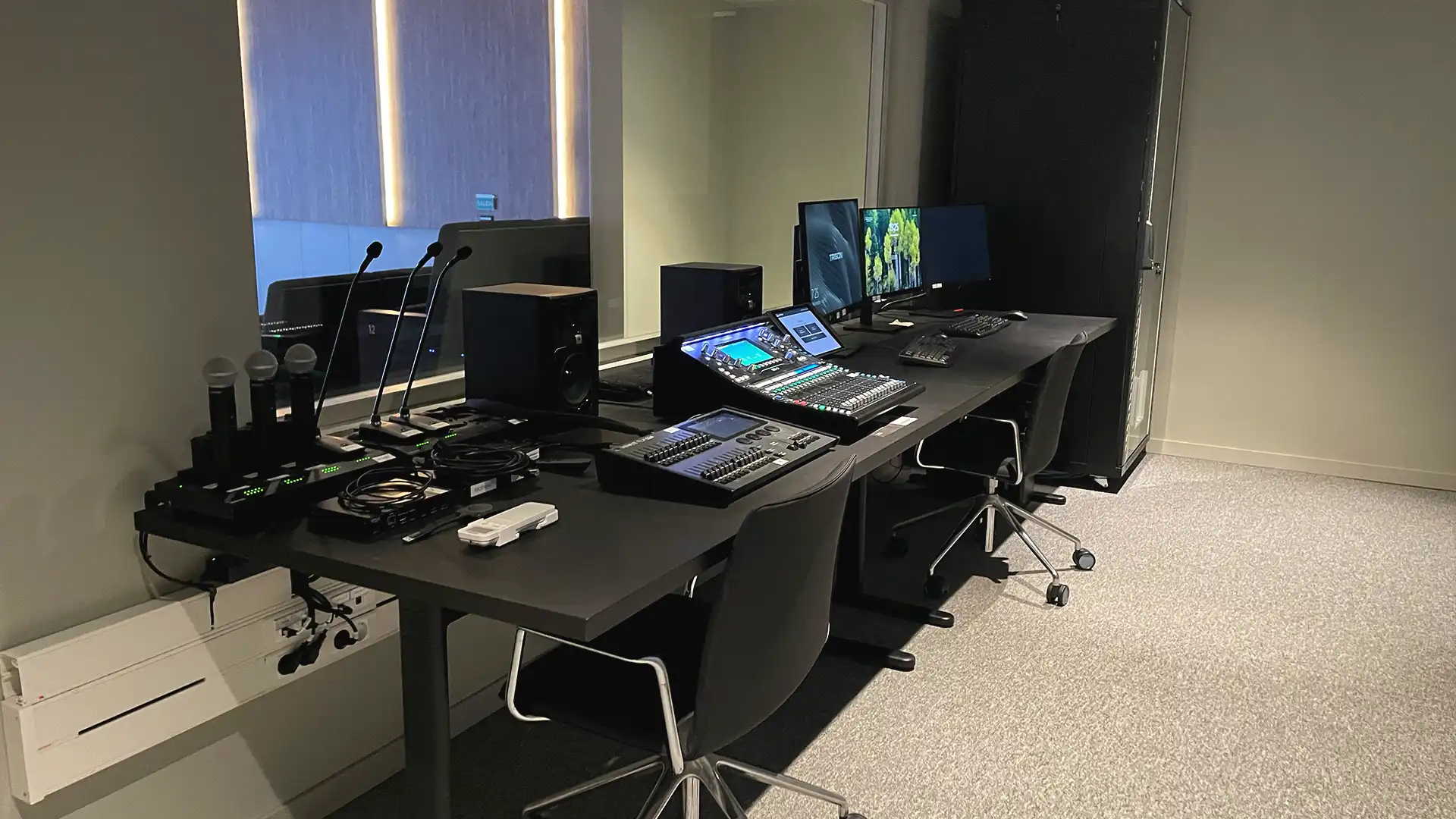 L'utente controlla l'illuminazione e lo schermo LED dall'interfaccia del tablet CORTIZO.