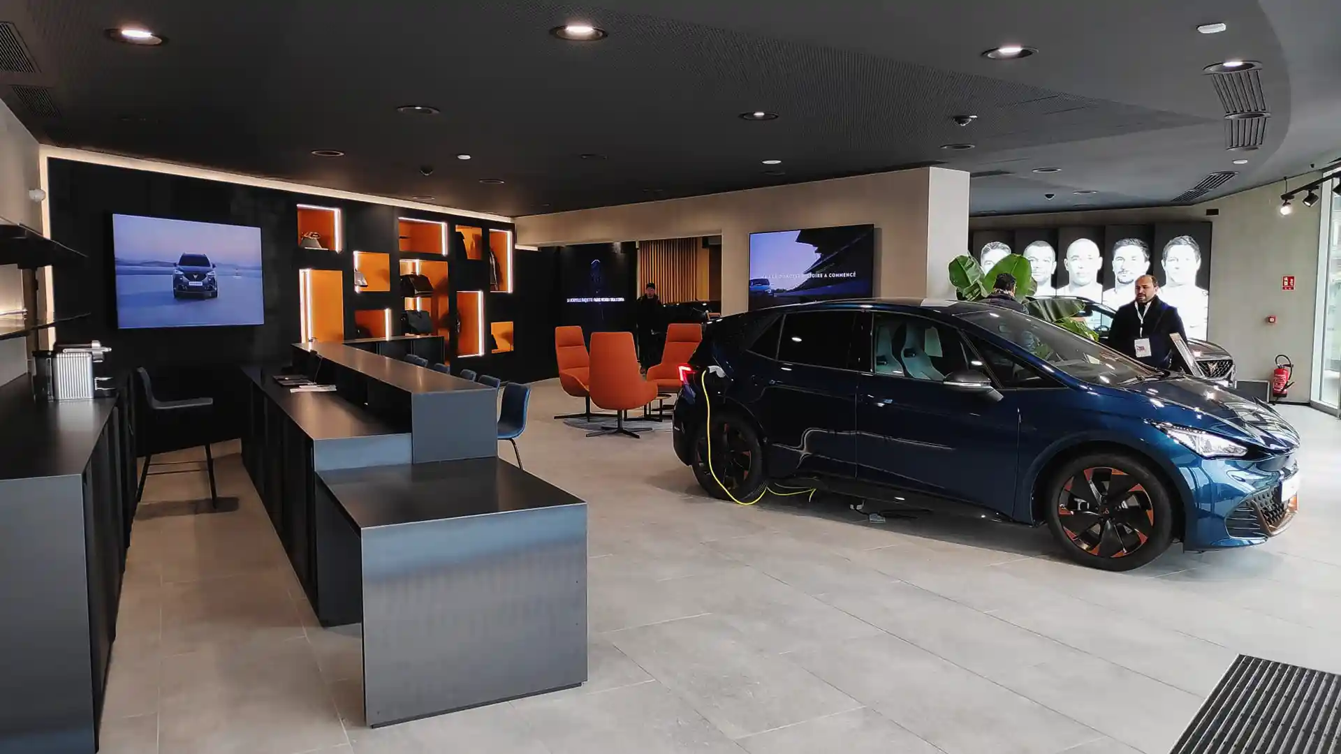 L'intérieur de la CUPRA City Garage Paris est conçu comme une expérience immersive de la marque automobile.