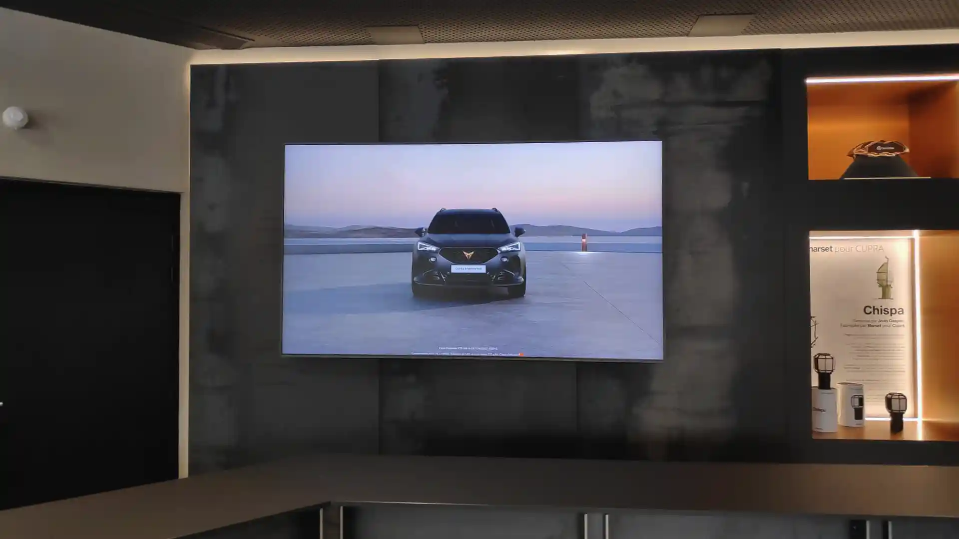 Ecrans de narration numérique à l'intérieur de CUPRA City Garage Paris communiquant l'identité de la marque