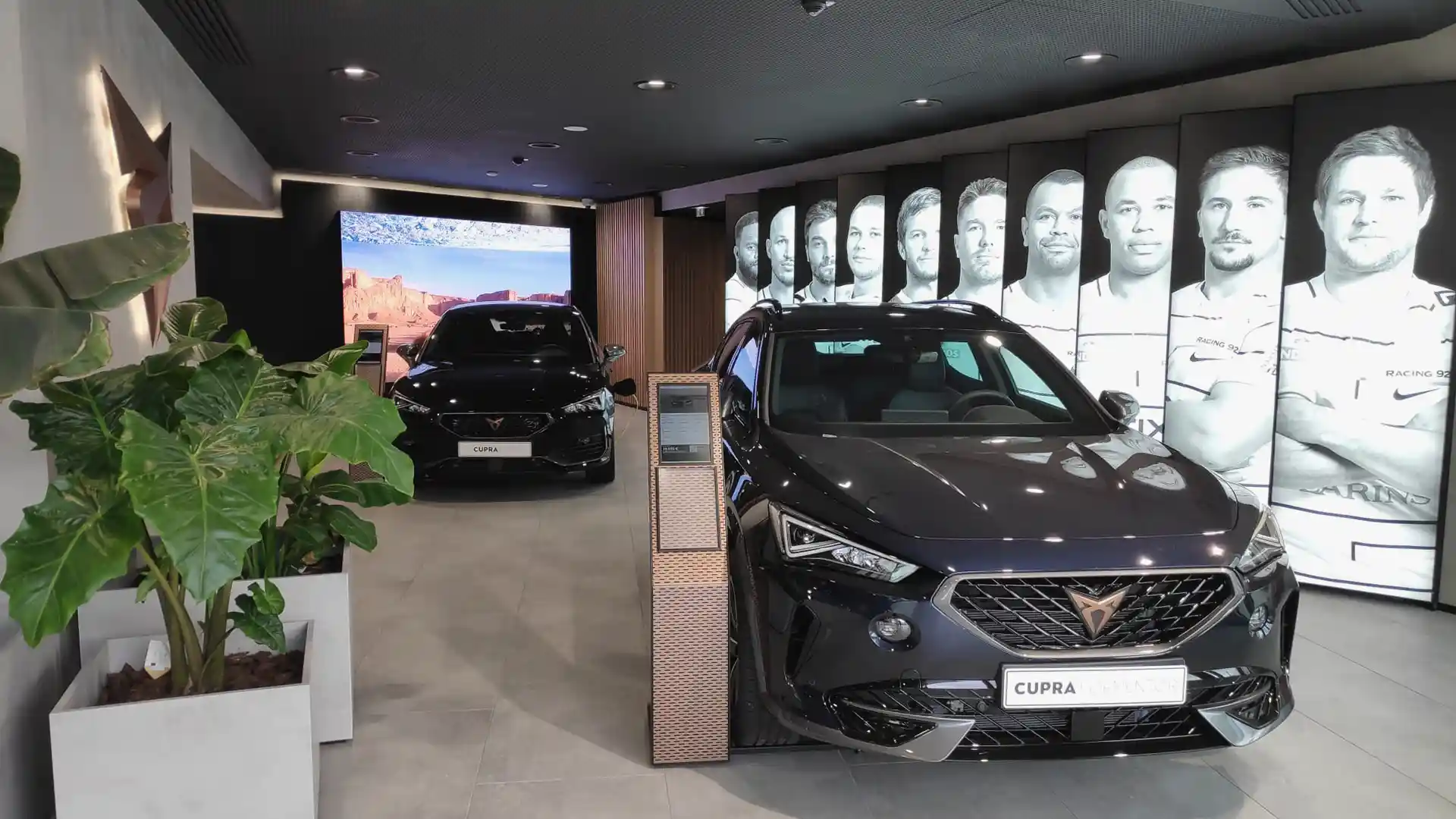 Totems interactifs avec QR codes permettant des expériences personnalisées au CUPRA City Garage Paris