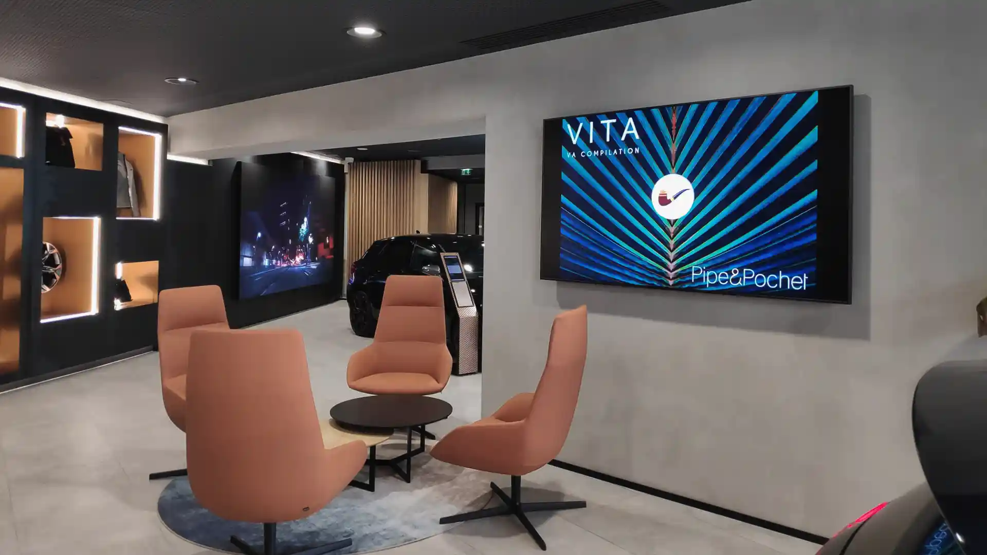 Des écrans de présentation sans fil à l'intérieur du CUPRA City Garage Paris pour une communication flexible