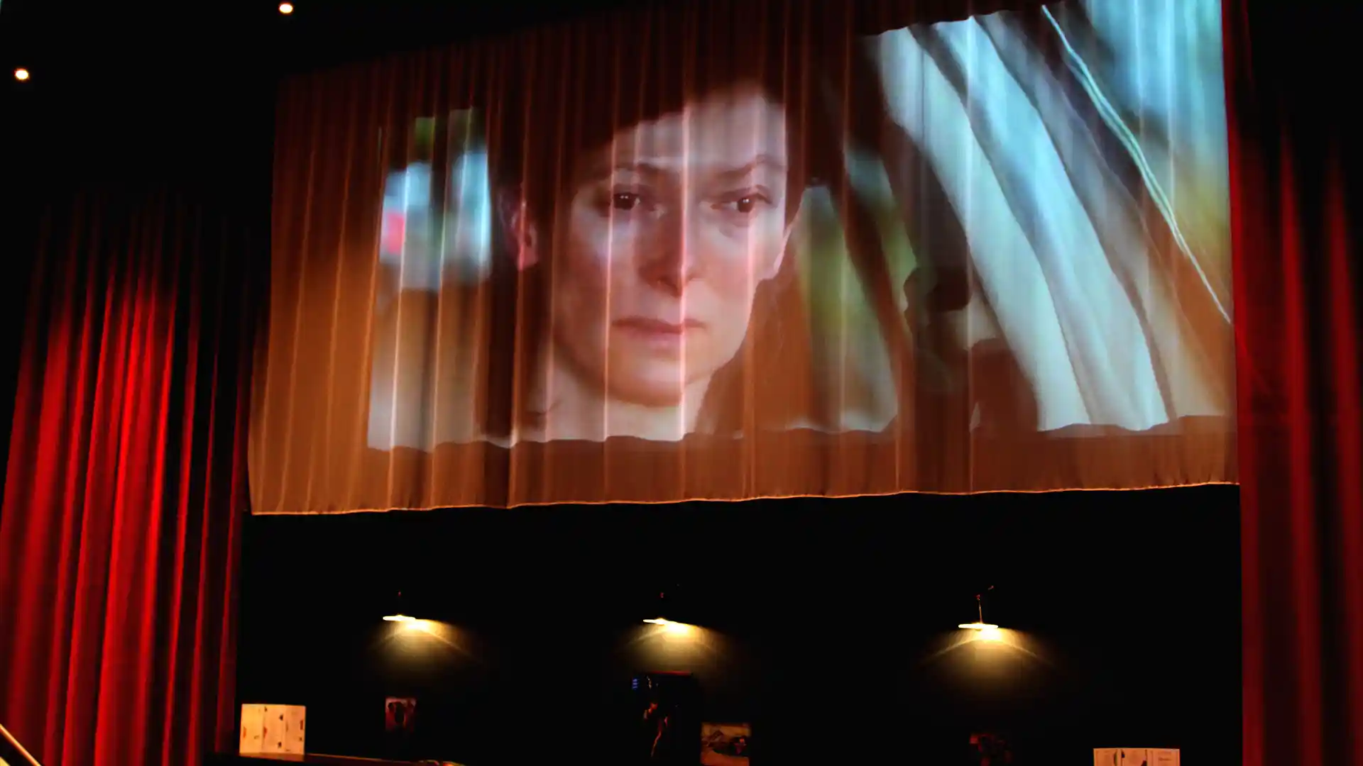 Instalación audiovisual a medida integrada en el interior de un cine boutique Curzon.