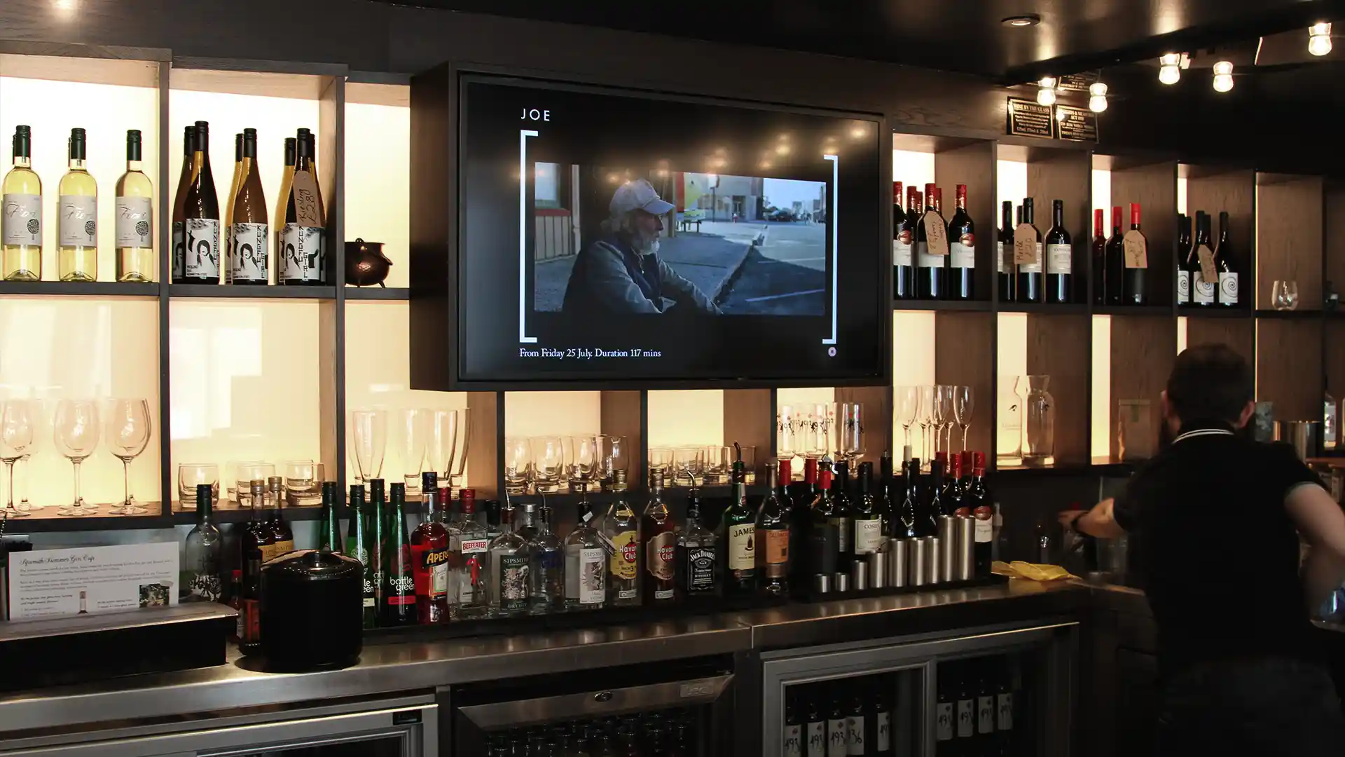 Pantalla digital en un cine Curzon utilizada para visibilidad externa y contenido promocional.