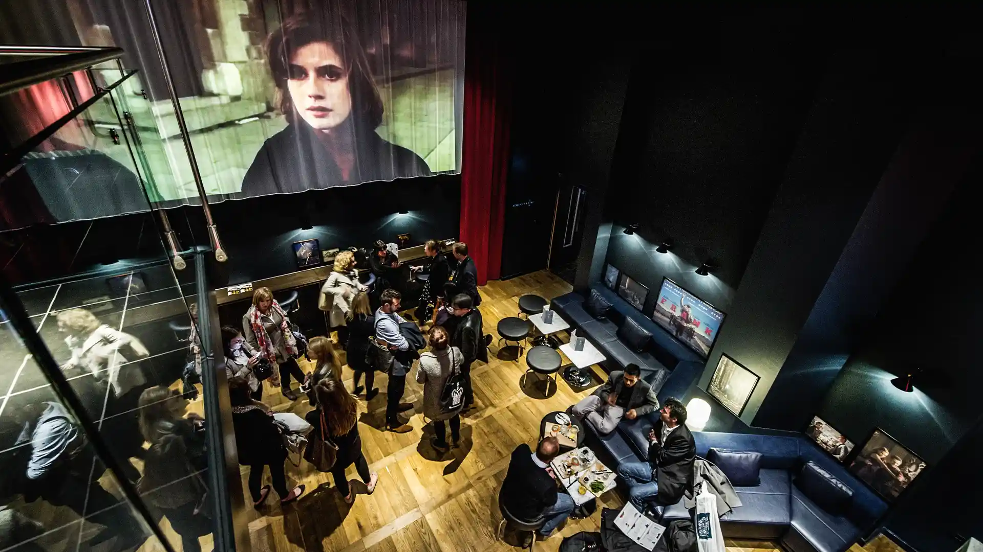 Instalación basada en proyecciones que realza el ambiente de boutique del cine Curzon.