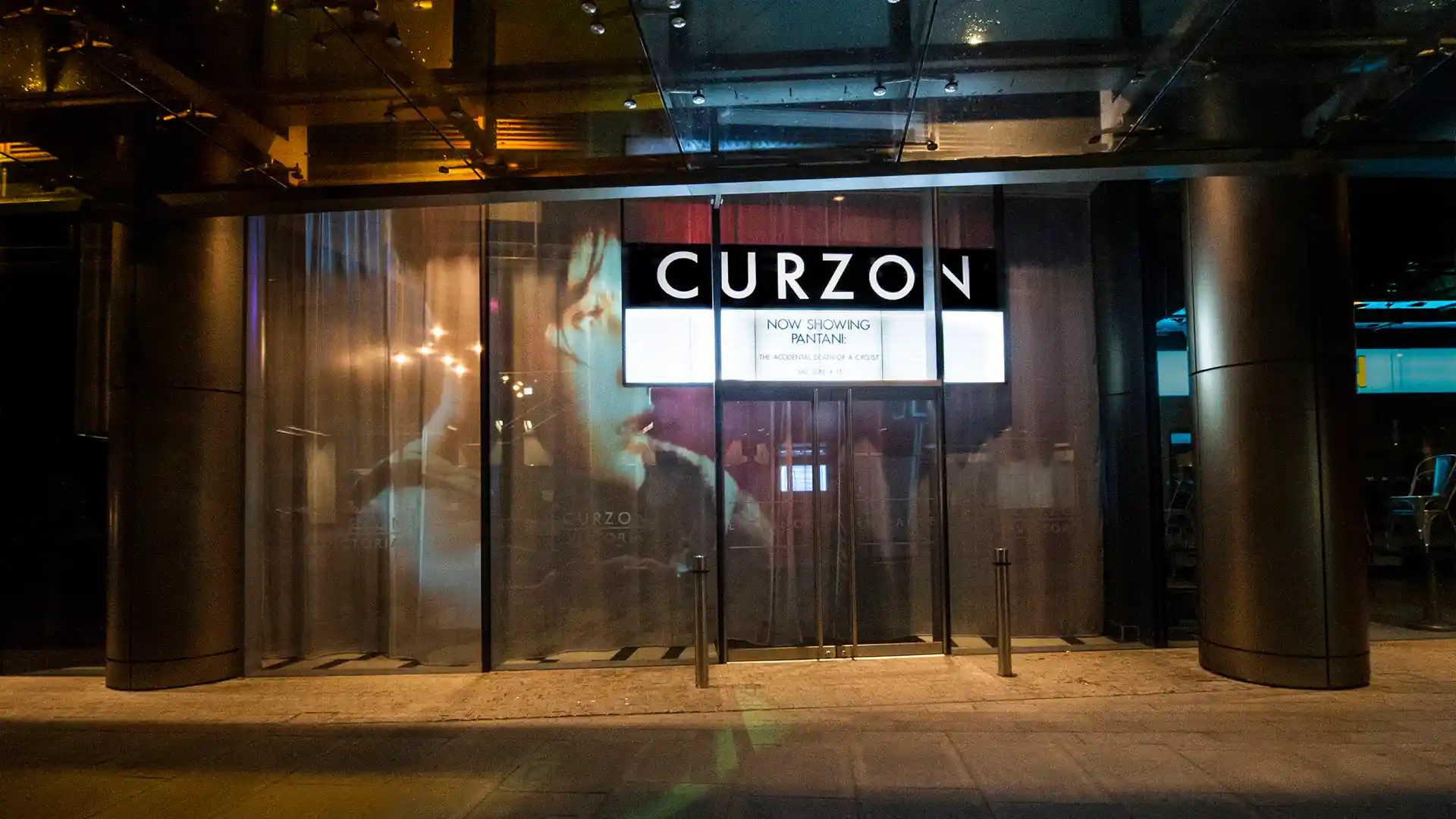 Vista exterior de un cine boutique Curzon con la nueva señalización digital TRISON.
