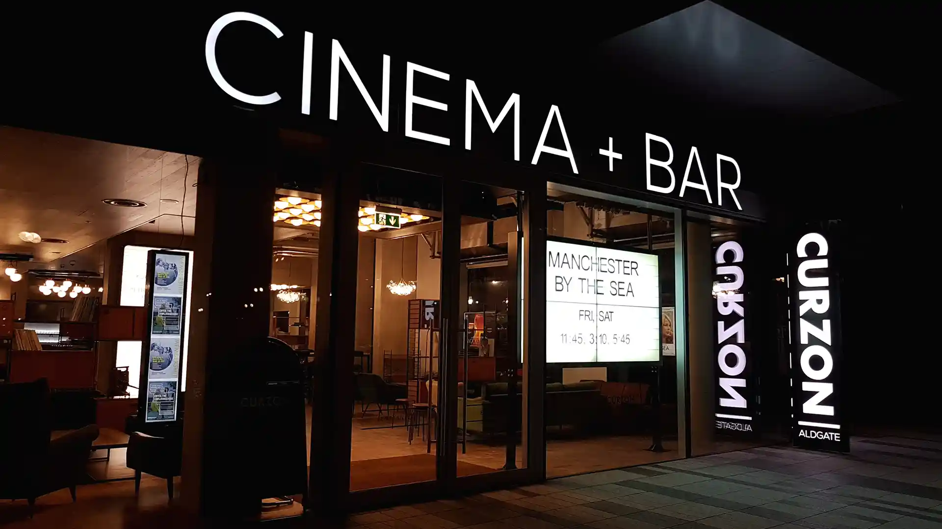 Videowall interior de Curzon que muestra en tiempo real la cartelera de películas y contenido promocional.