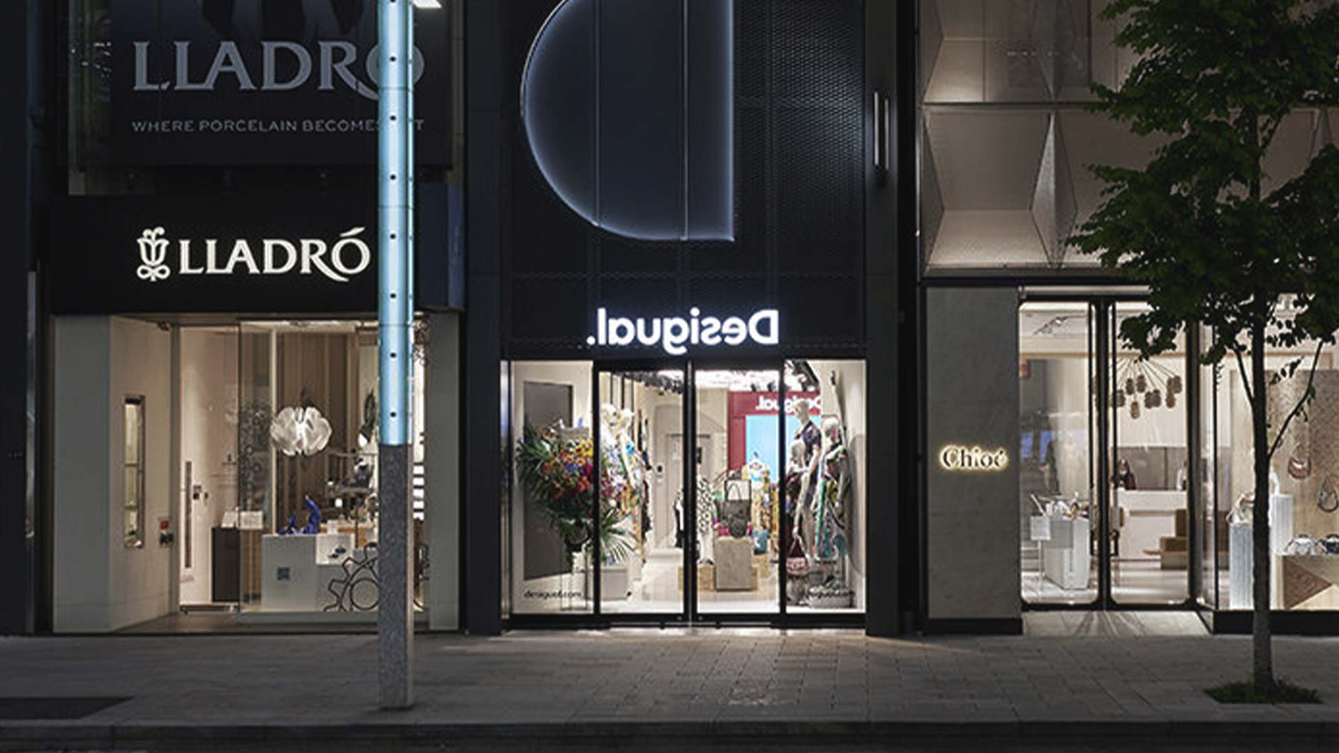 Installation audio multizone avec des enceintes discrètes créant un environnement immersif à l'intérieur du magasin Desigual à Ginza.