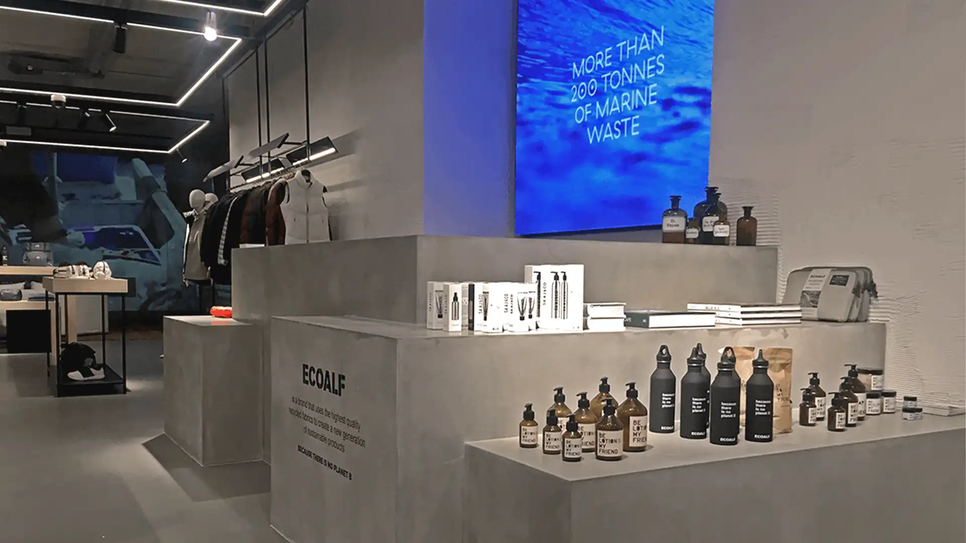 Totem rotatif parfaitement intégré à l'architecture du magasin Ecoalf Berlin.