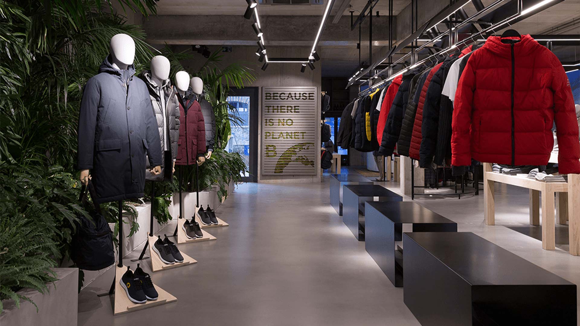 Rotierendes digitales Totem im Schaufenster des Ecoalf-Flagship-Stores Berlin, installiert von TRISON