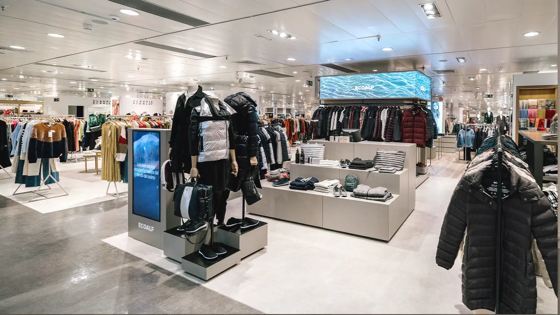 Colonne LED dans l'angle Ecoalf présentant des messages dynamiques sur les produits et le développement durable.