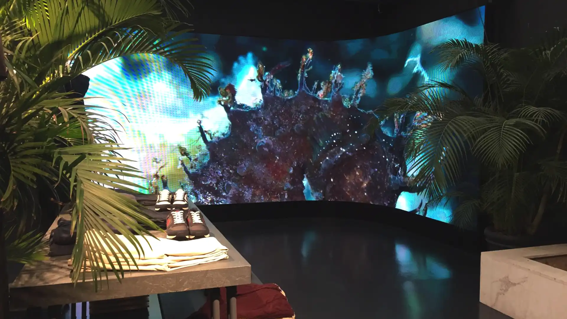 Le magasin phare d'Ecoalf à Madrid présente des projections intégrées conformes à la conception durable de la marque.