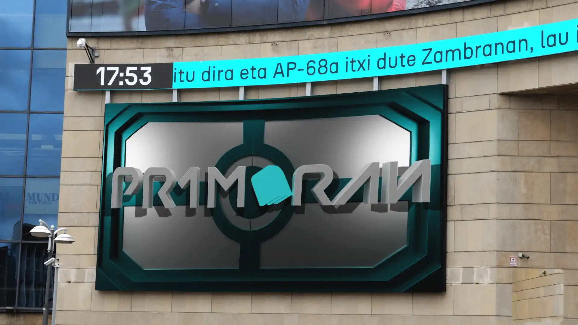 Animazione digitale 3D visualizzata sulla facciata dell'EITB di Bilbao che integra cinema, televisione e intrattenimento digitale.