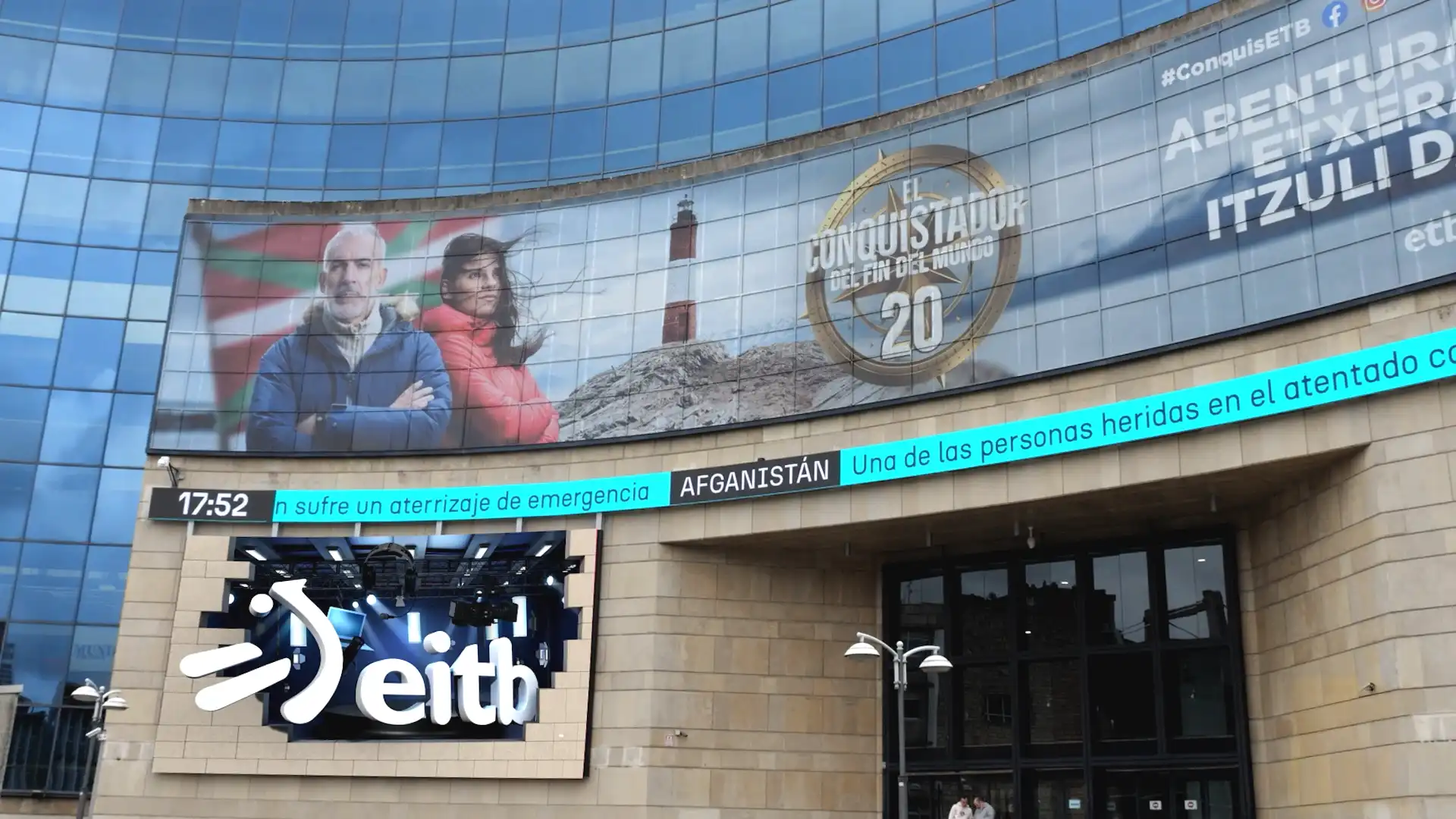 Contenuti 3D che promuovono Primeran e Makusi proiettati sulla facciata della sede EITB di Bilbao da TRISON Necsum.