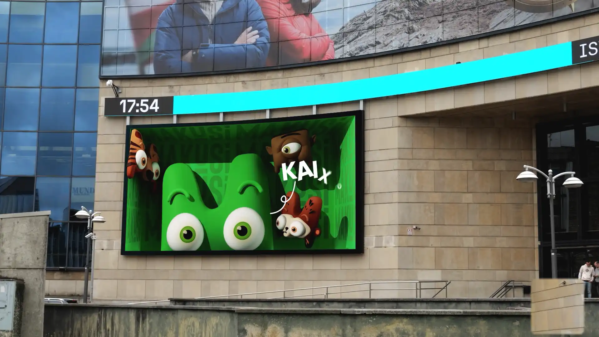 Vista notturna della sede dell'EITB con illuminazione sincronizzata e immagini 3D di TRISON Necsum.