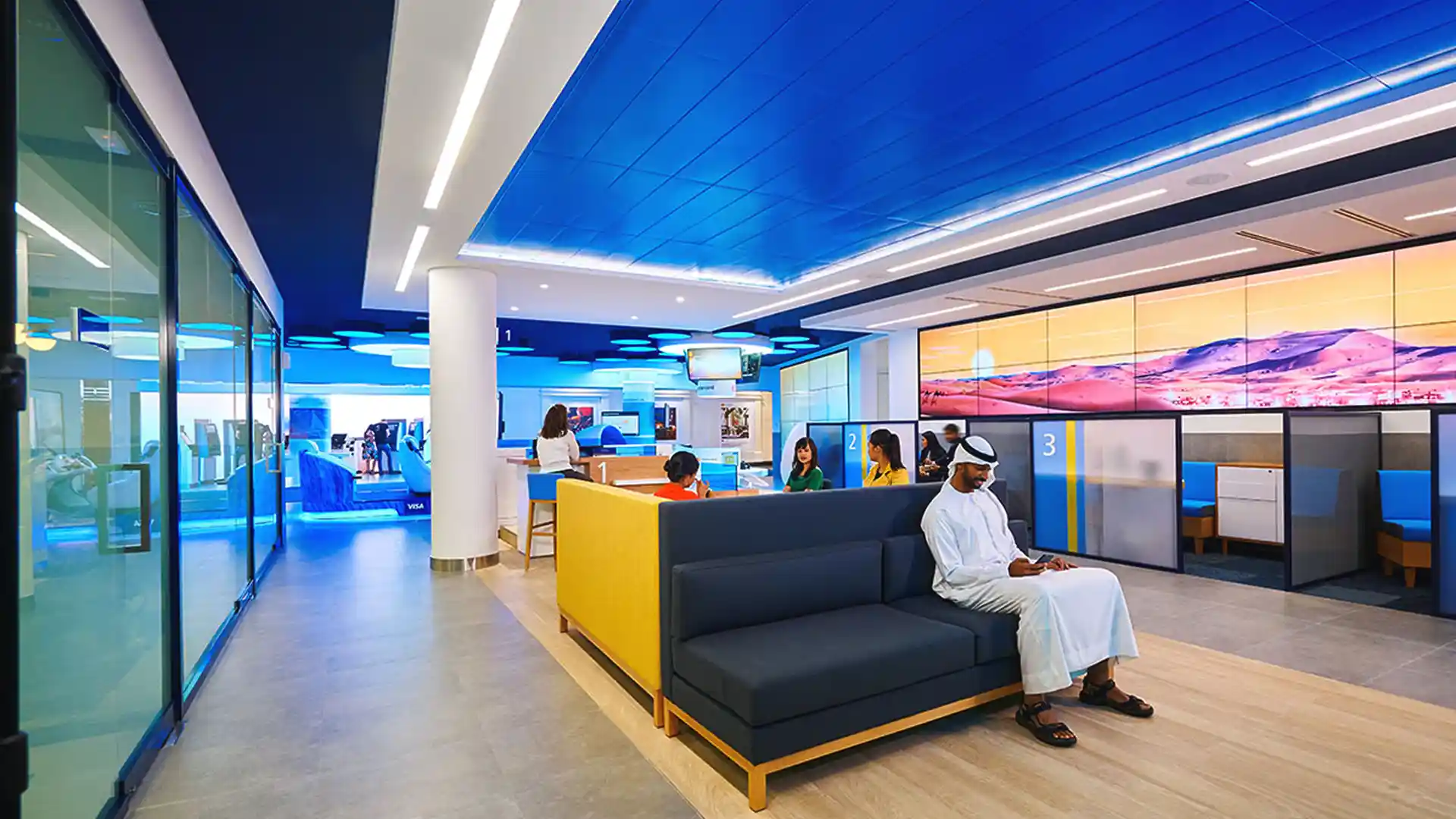 Innenansicht, die die Herausforderung der Umwandlung traditioneller Bankbereiche in interaktive digitale Räume zeigt.