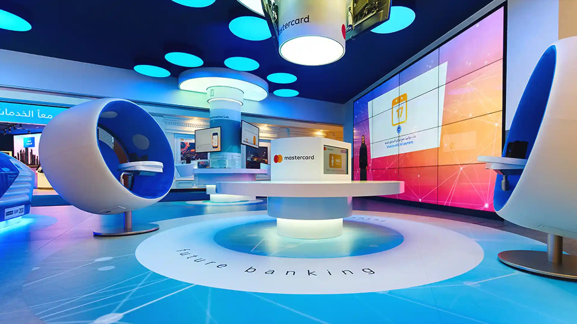 Eingangsansicht des Future Banking Lab von Emirates NBD mit modernen digitalen Displays und interaktivem Design.