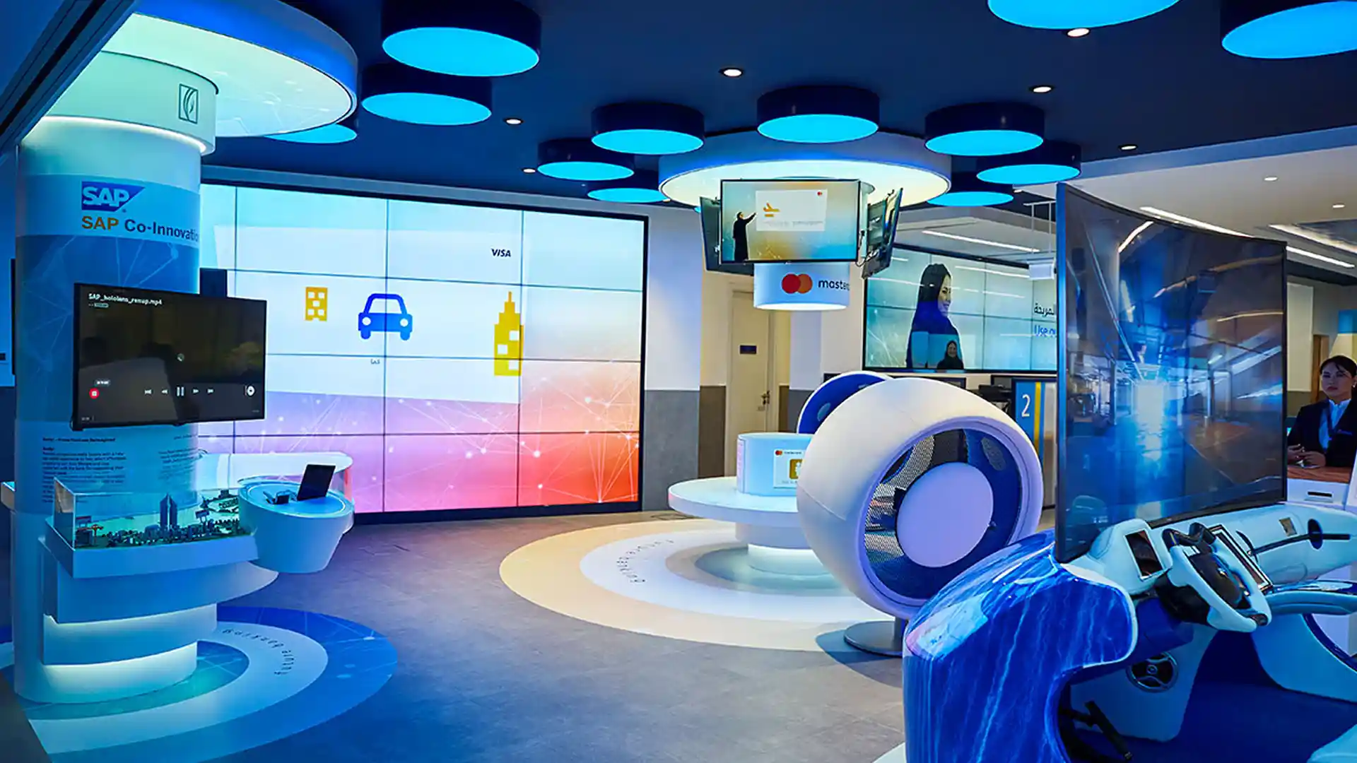 Großformatige Videowand bei Emirates NBD, die personalisierte digitale Inhalte anzeigt.