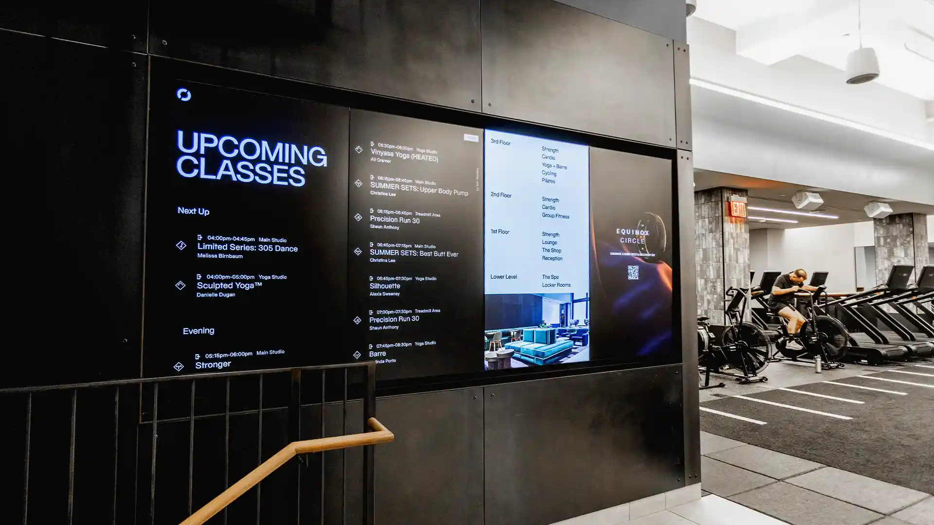 Grande videowall e schermi digitali Equinox utilizzati per la narrazione del marchio e la comunicazione con i membri.