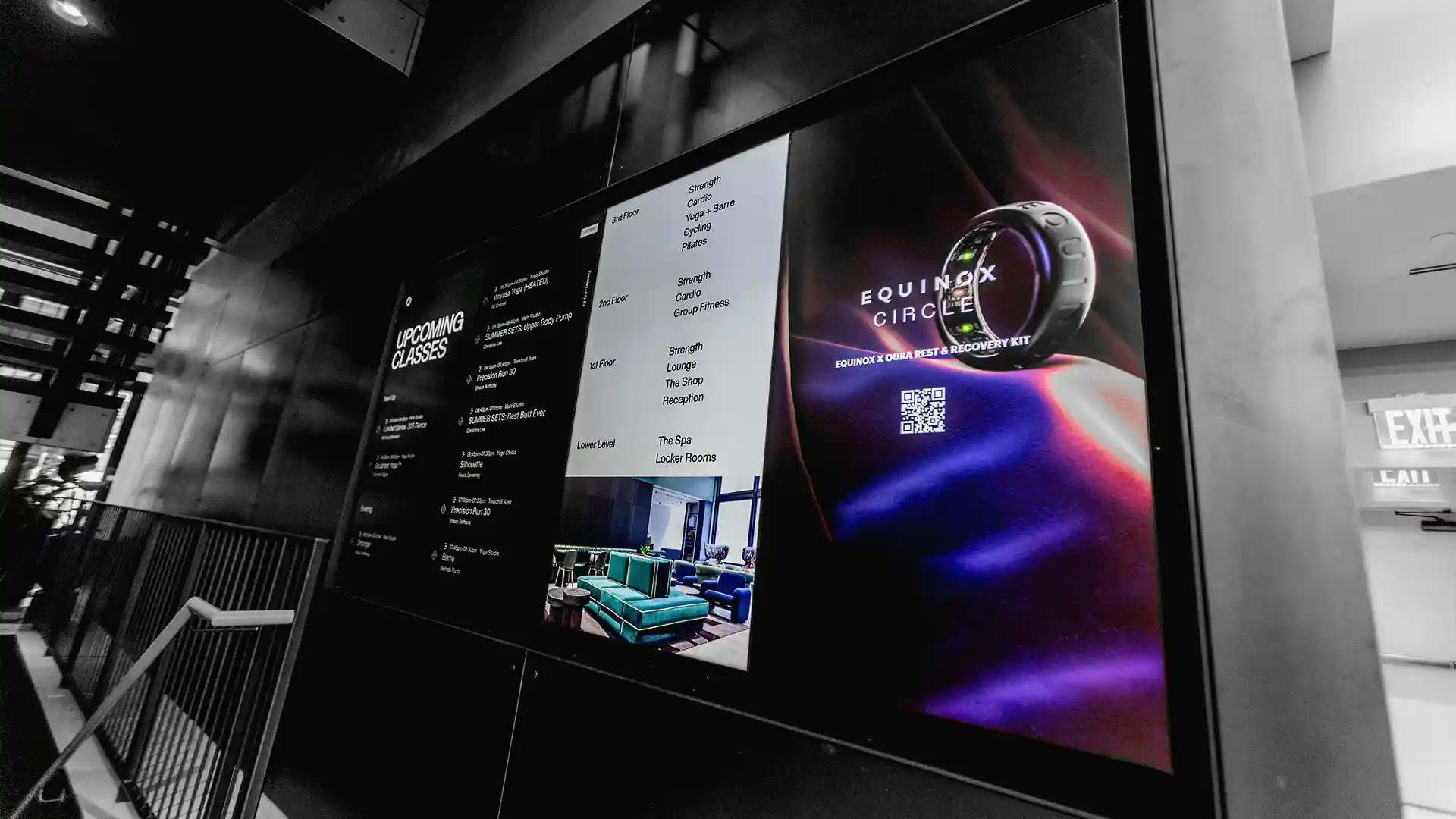 Videowall di grande formato e segnaletica digitale dinamica all'interno di un centro Equinox che visualizza contenuti in tempo reale e dati integrati.