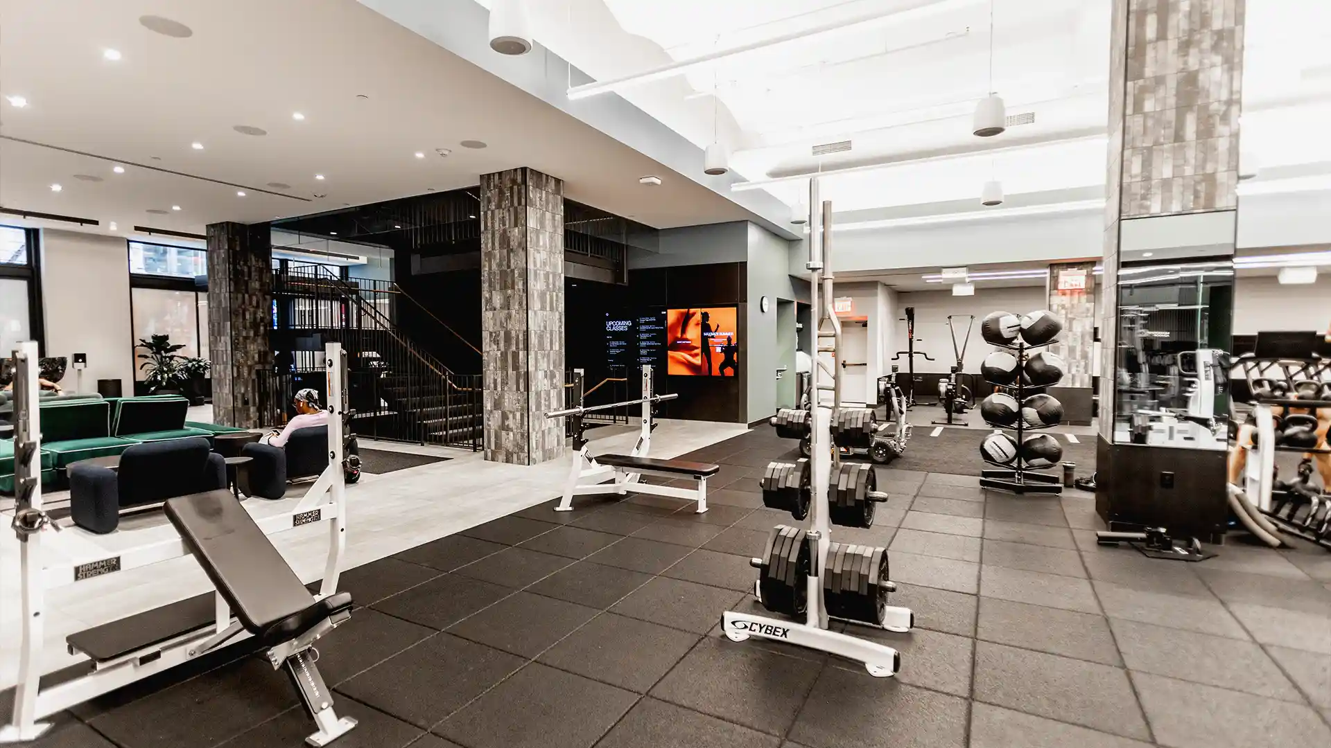 Il personale e i membri di Equinox interagiscono in un ambiente di fitness che richiede una migliore comunicazione digitale ed esperienze personalizzate.