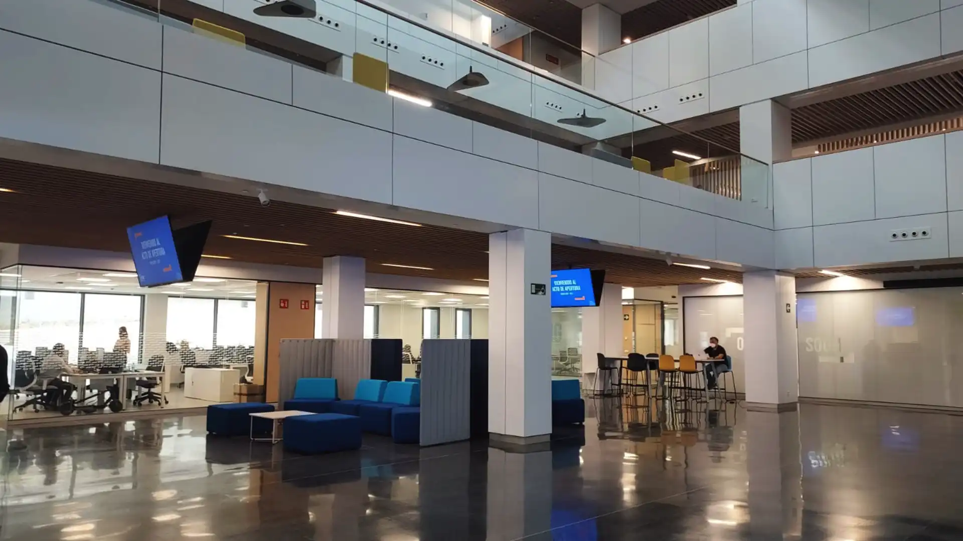 L'auditorium dell'ESIC è dotato di un grande schermo LED, audio DANTE e sistema di controllo centralizzato progettato da TRISON.