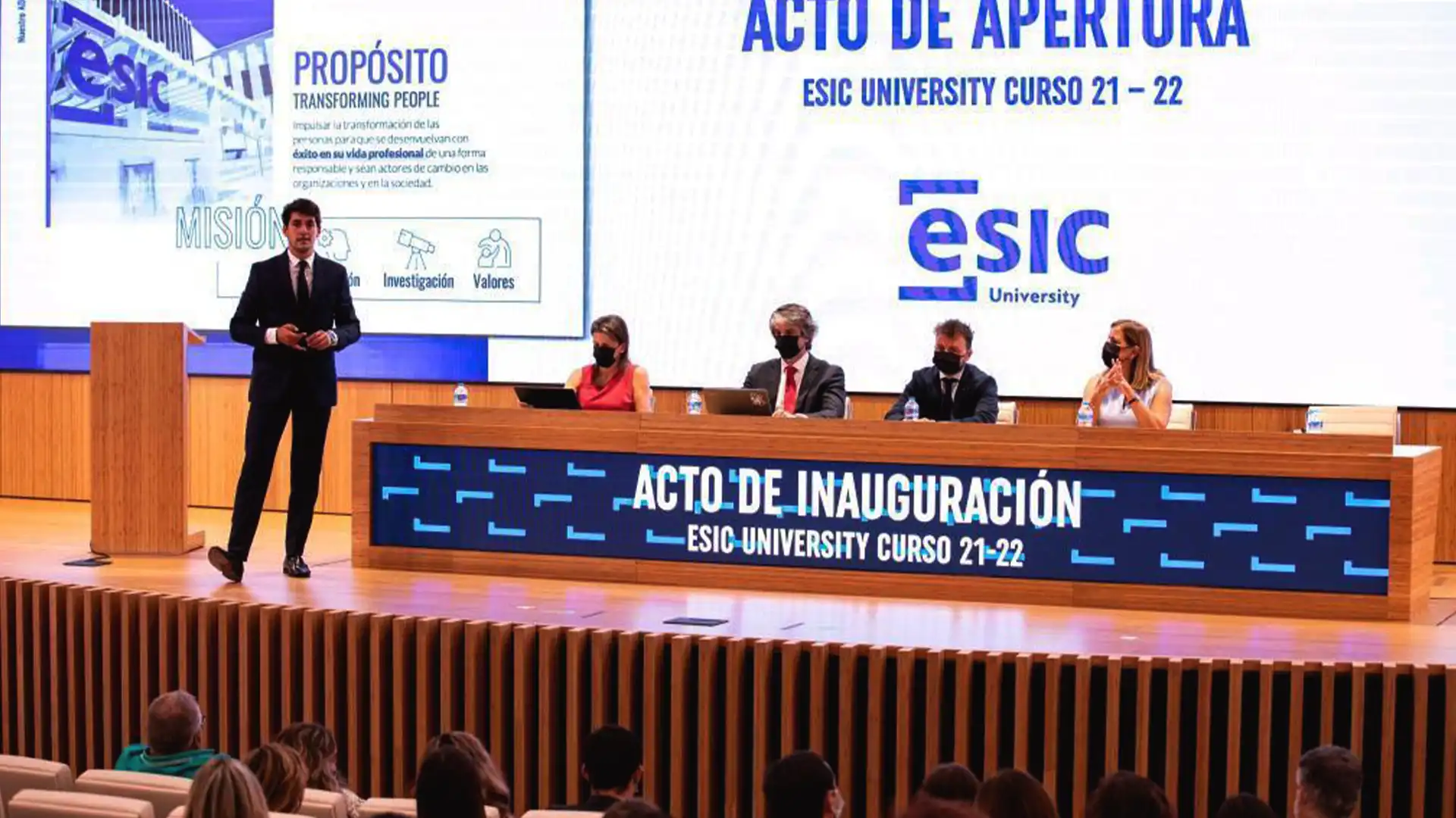 Auditorium collaborativo dell'ESIC con schermo a LED e sistemi audiovisivi avanzati integrati da TRISON.