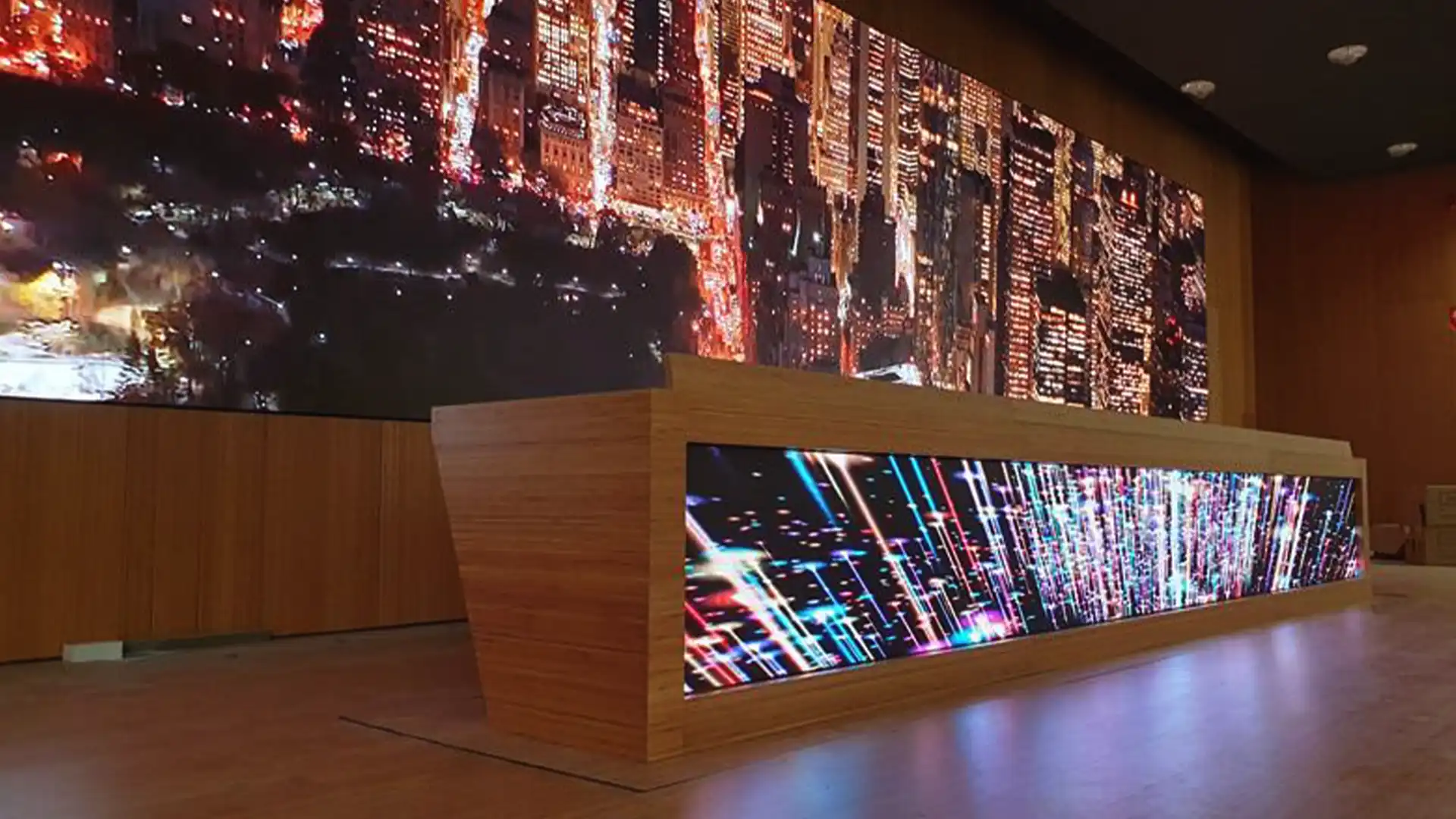 Pannello di controllo Crestron e sistema di gestione audiovisiva integrato nelle aule e negli auditorium dell'ESIC.