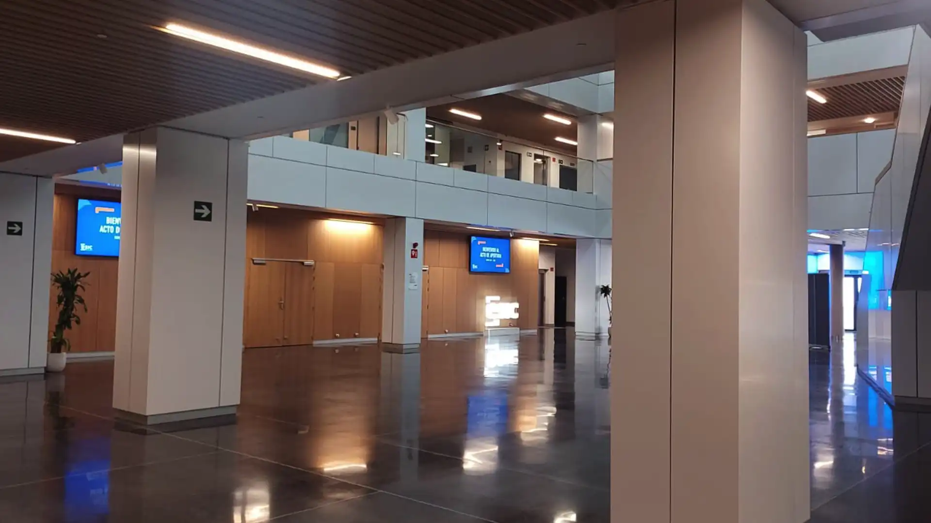 Display digitali nei corridoi dell'ESIC che forniscono informazioni sul campus grazie all'integrazione audiovisiva di TRISON.