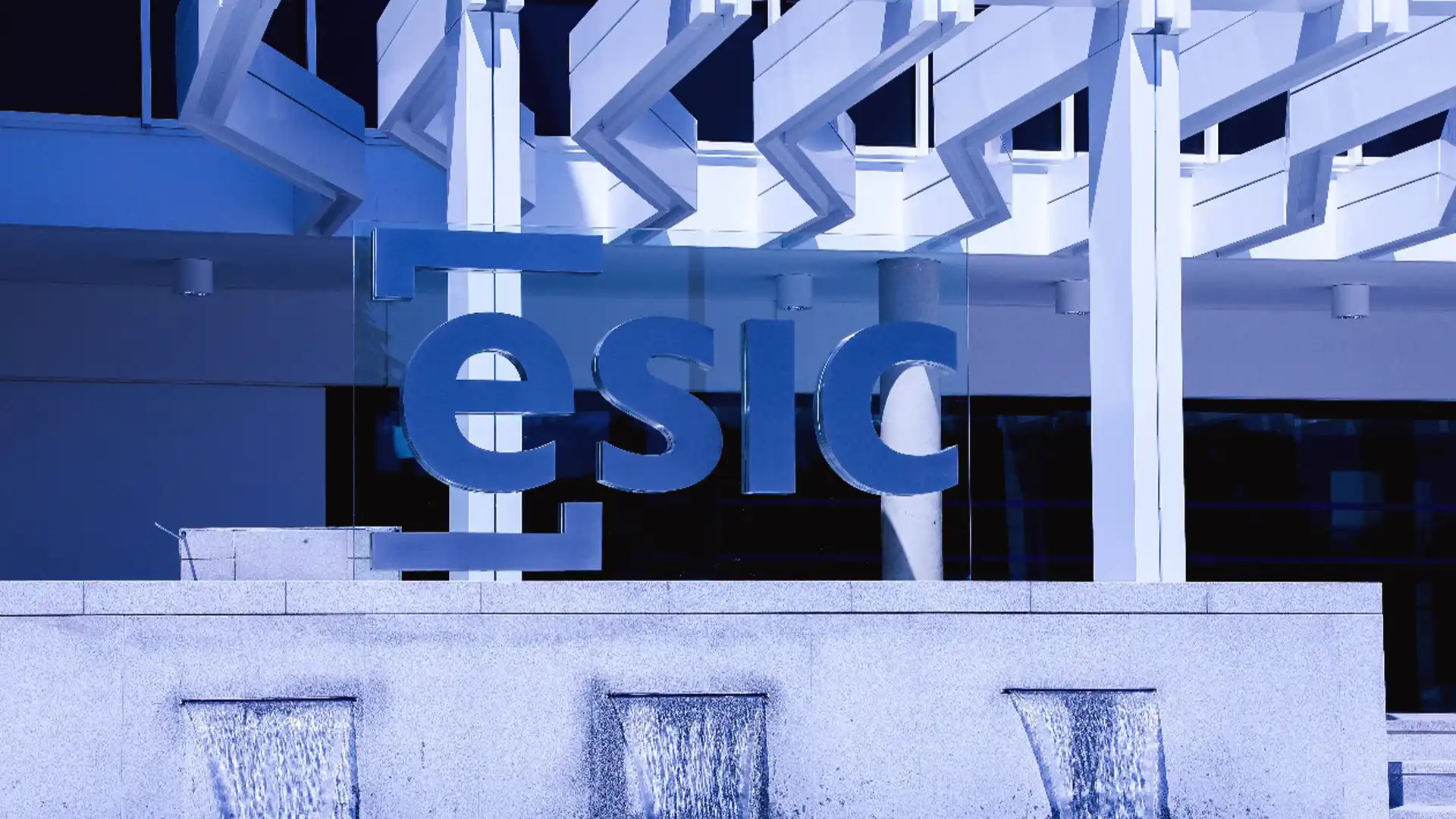 Aula ibrida all'ESIC con schermi interattivi, telecamere e microfoni integrati da TRISON per l'insegnamento ibrido.