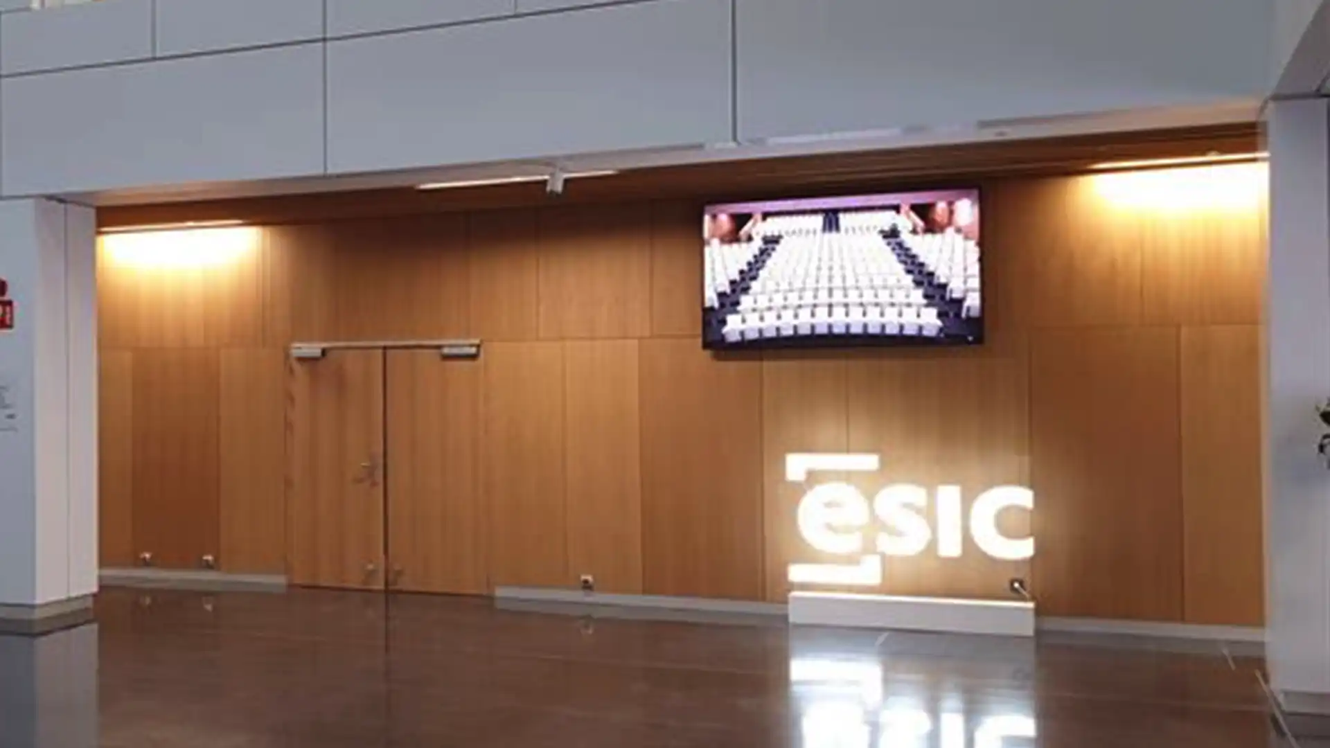 Configurazione di un'aula ibrida all'ESIC con i display interattivi e le telecamere 4K di TRISON per l'apprendimento connesso.