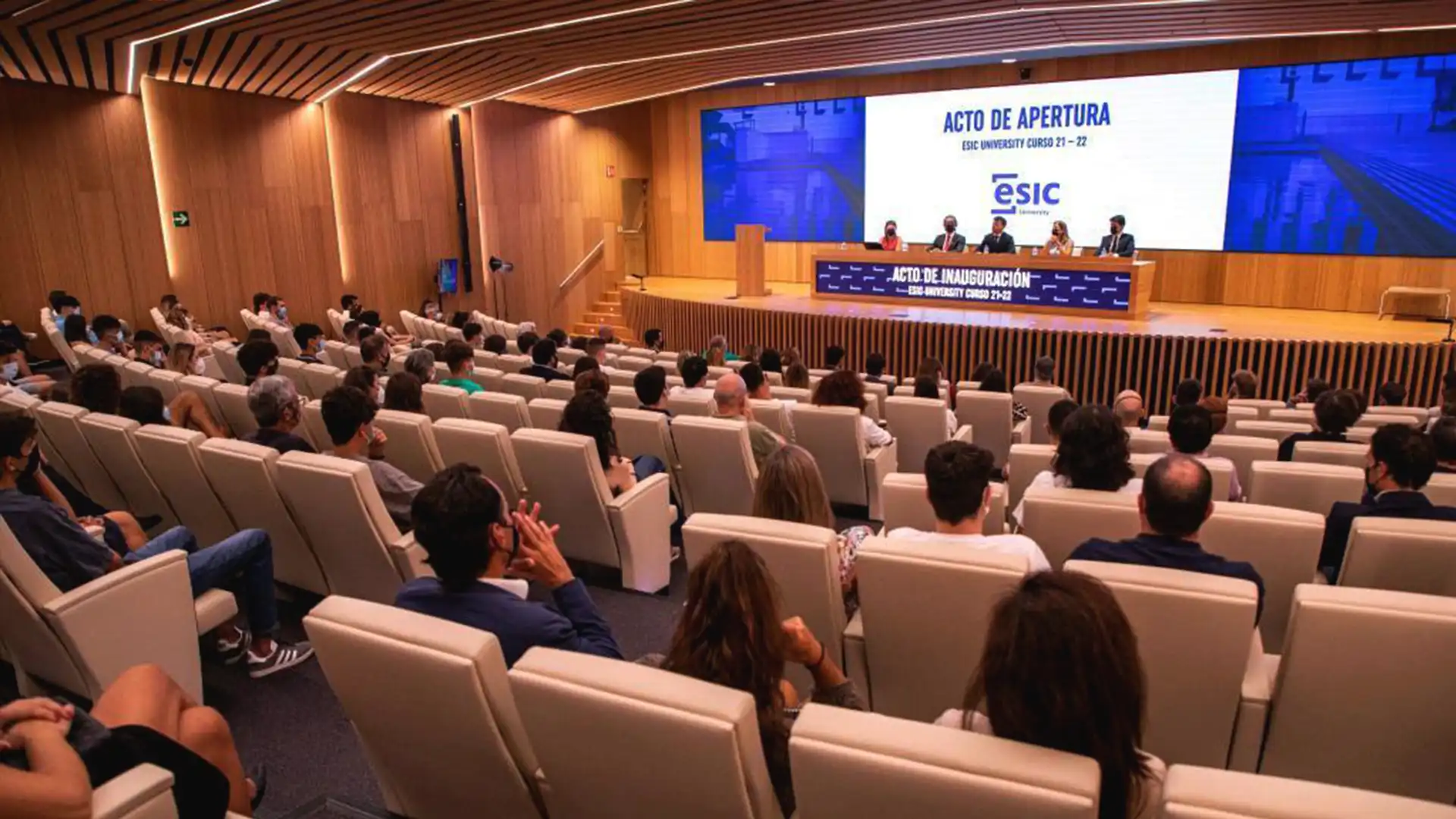 L'esterno dell'edificio Pozuelo dell'ESIC è caratterizzato da schermi LED e sistemi di segnaletica digitale integrati da TRISON.