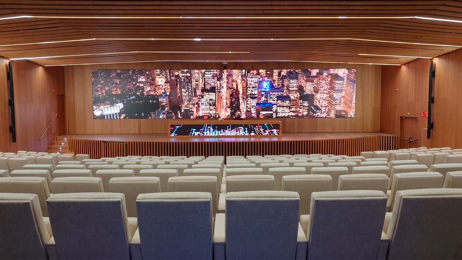 Auditorio de ESIC Pozuelo durante el acto de apertura con pantalla LED de gran formato y aforo completo