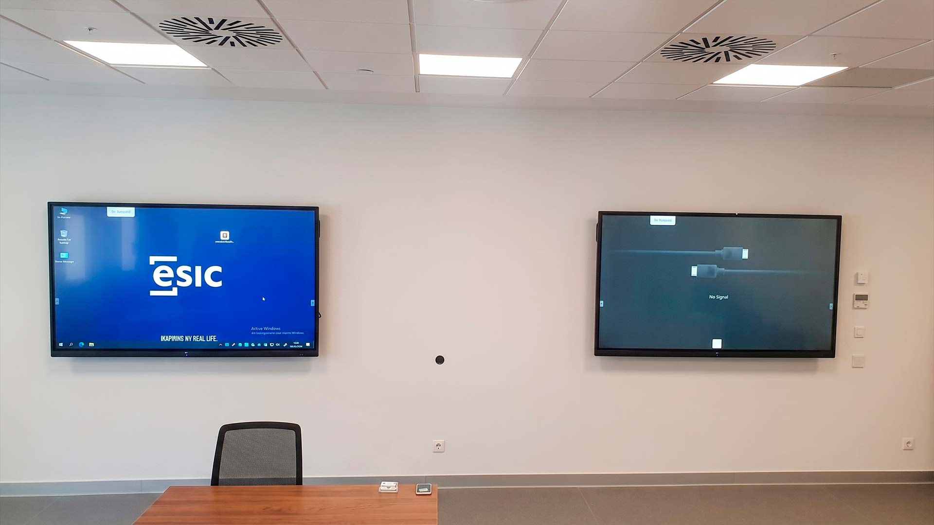 Aula híbrida en ESIC Pozuelo con pantallas interactivas duales para docencia presencial y remota