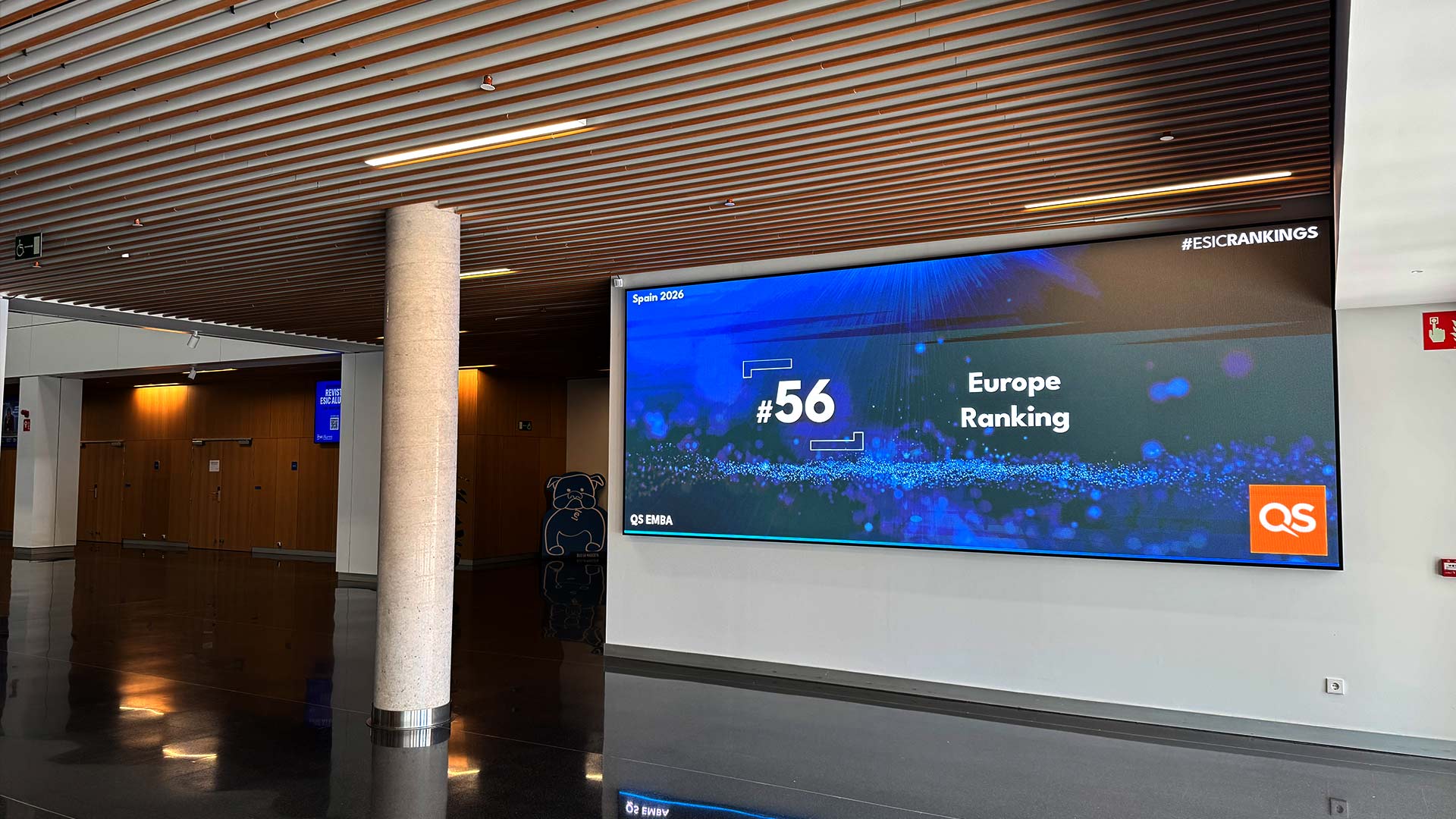 Pantalla LED de gran formato en zona común de ESIC Pozuelo mostrando contenidos del campus