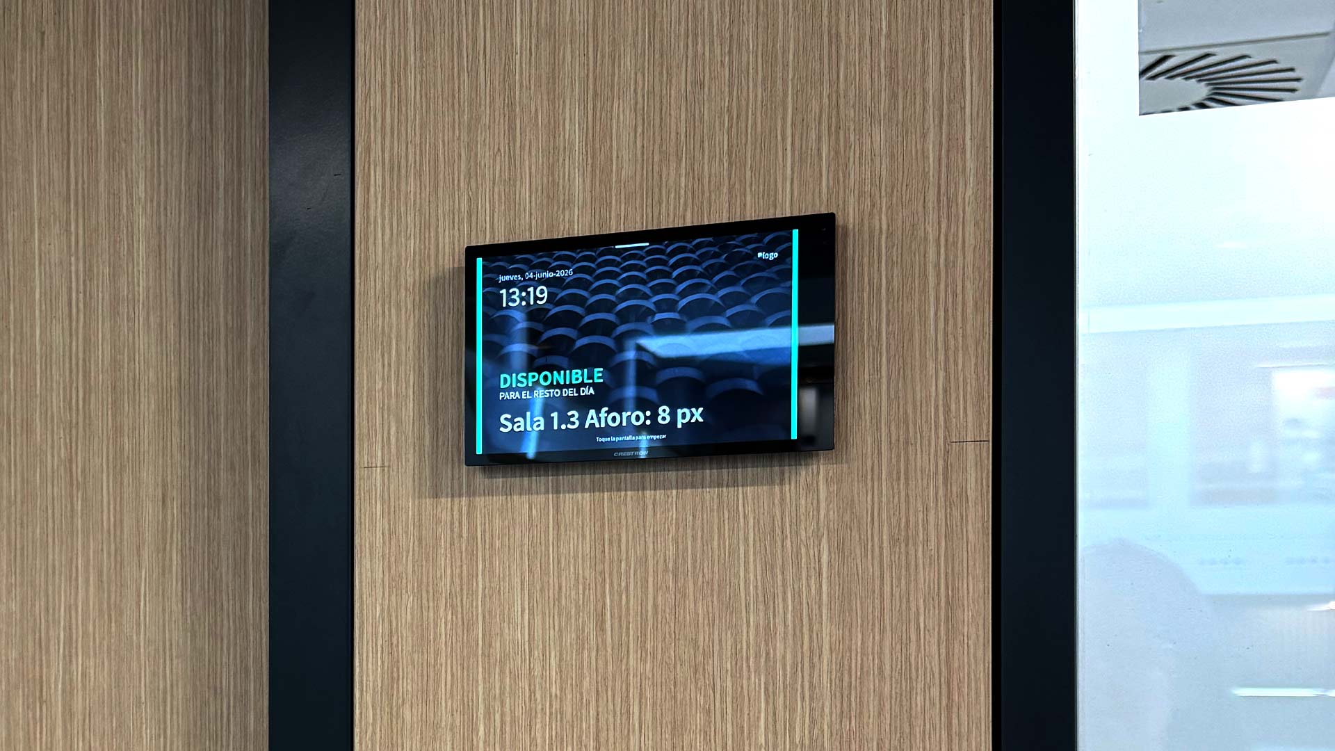 Panel de reserva de sala en la entrada de un aula de ESIC Pozuelo con información de horarios en tiempo real