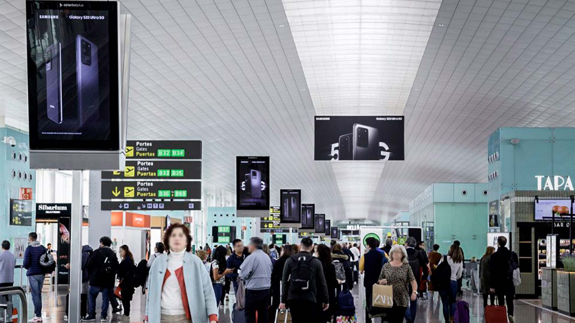 Reihe digitaler Mupi-Displays im Beschilderungsnetzwerk des Flughafens Barcelona–El Prat im Boarding-Bereich