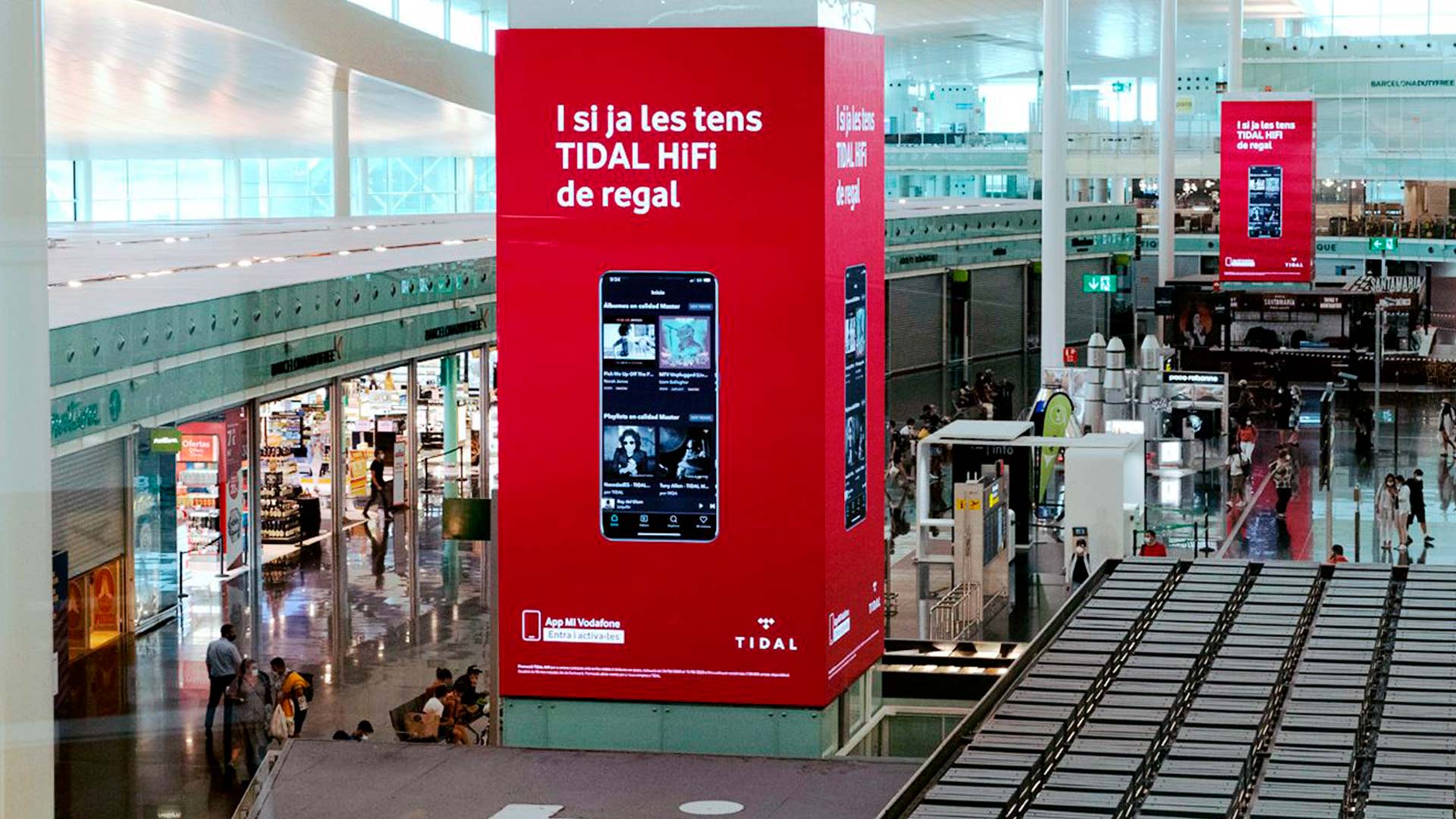 Mehrflächiger LED-Kubus als Teil der digitalen Beschilderung im Flughafen Barcelona–El Prat