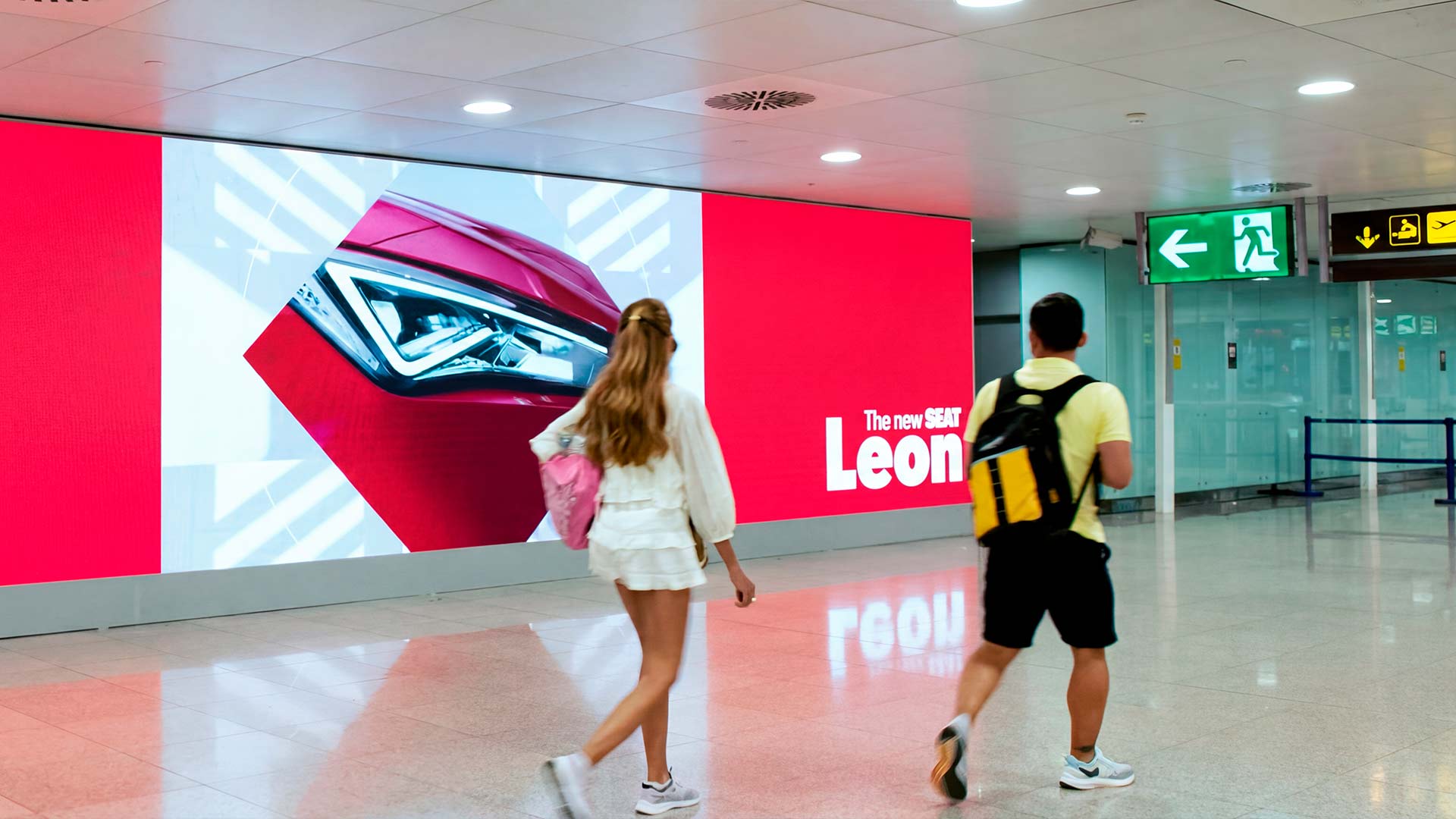 Großer horizontaler LED-Bildschirm im digitalen Beschilderungsnetzwerk des Flughafens Barcelona–El Prat