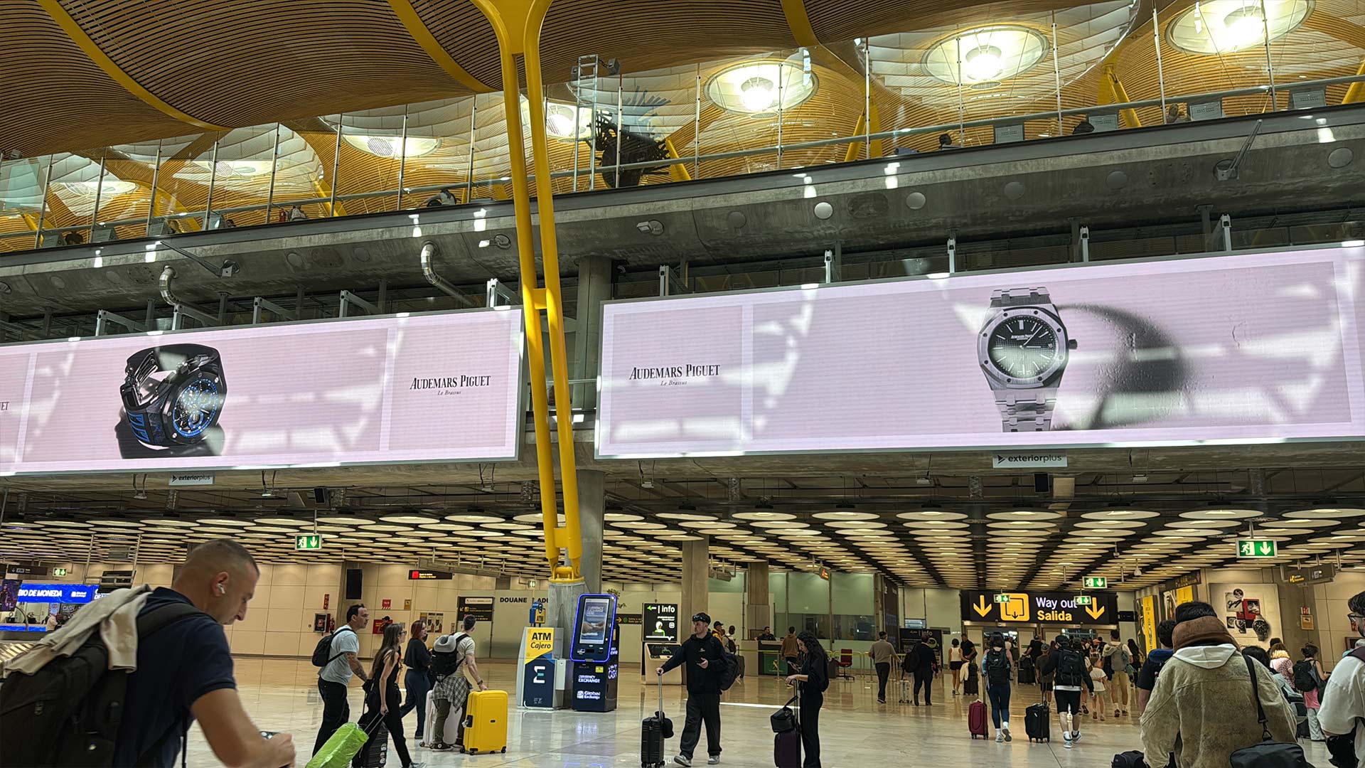 Vom Boarding bis zu den Ankünften bietet die Installation in Barajas T4 ununterbrochene visuelle Wirkung in den wichtigsten Zonen des Terminals.