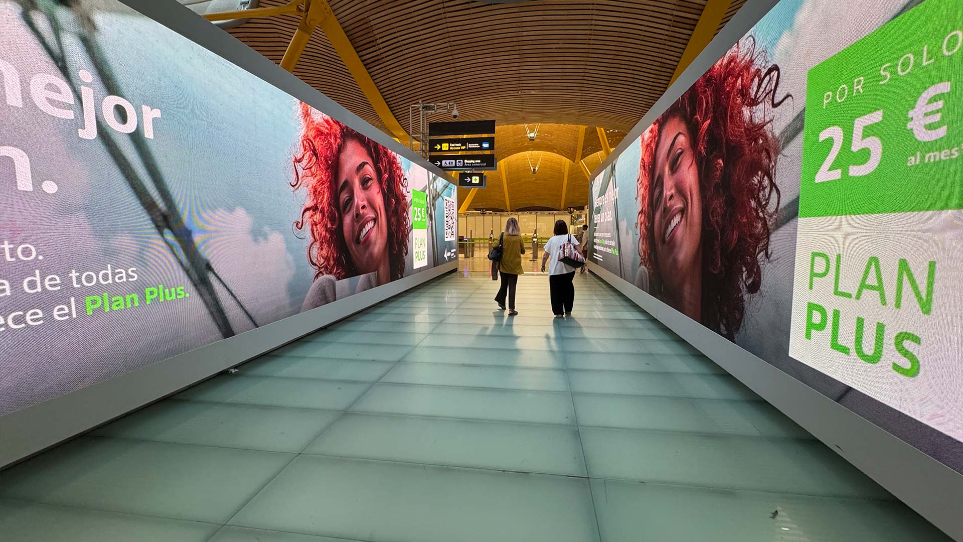 Seitlicher LED-Bildschirm mit Paco-Rabanne-Kampagne im Boarding-Korridor des Flughafens Madrid–Barajas T4