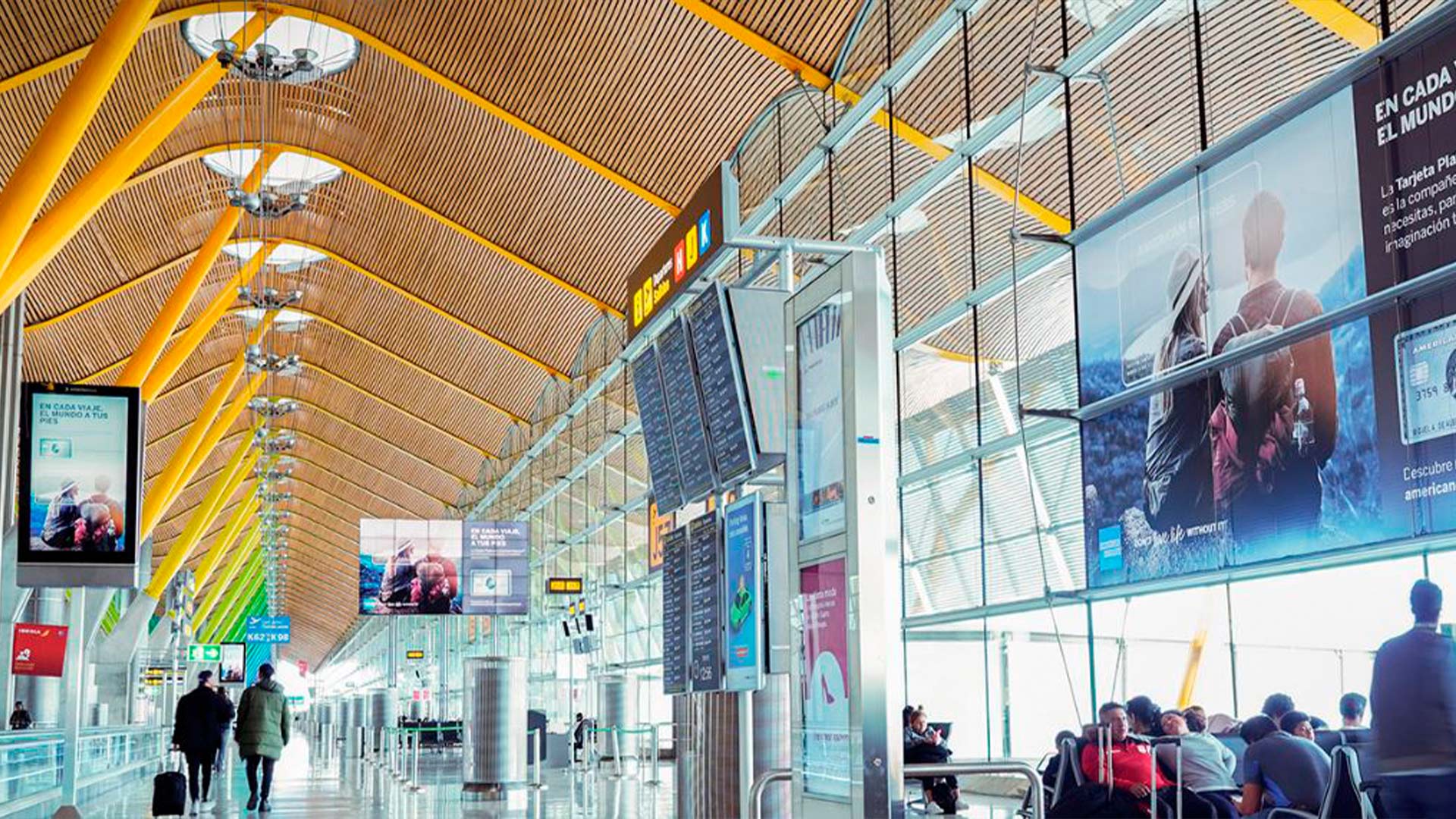 Digitales Display-Netzwerk in den Gate-Bereichen des Flughafens Madrid–Barajas T4
