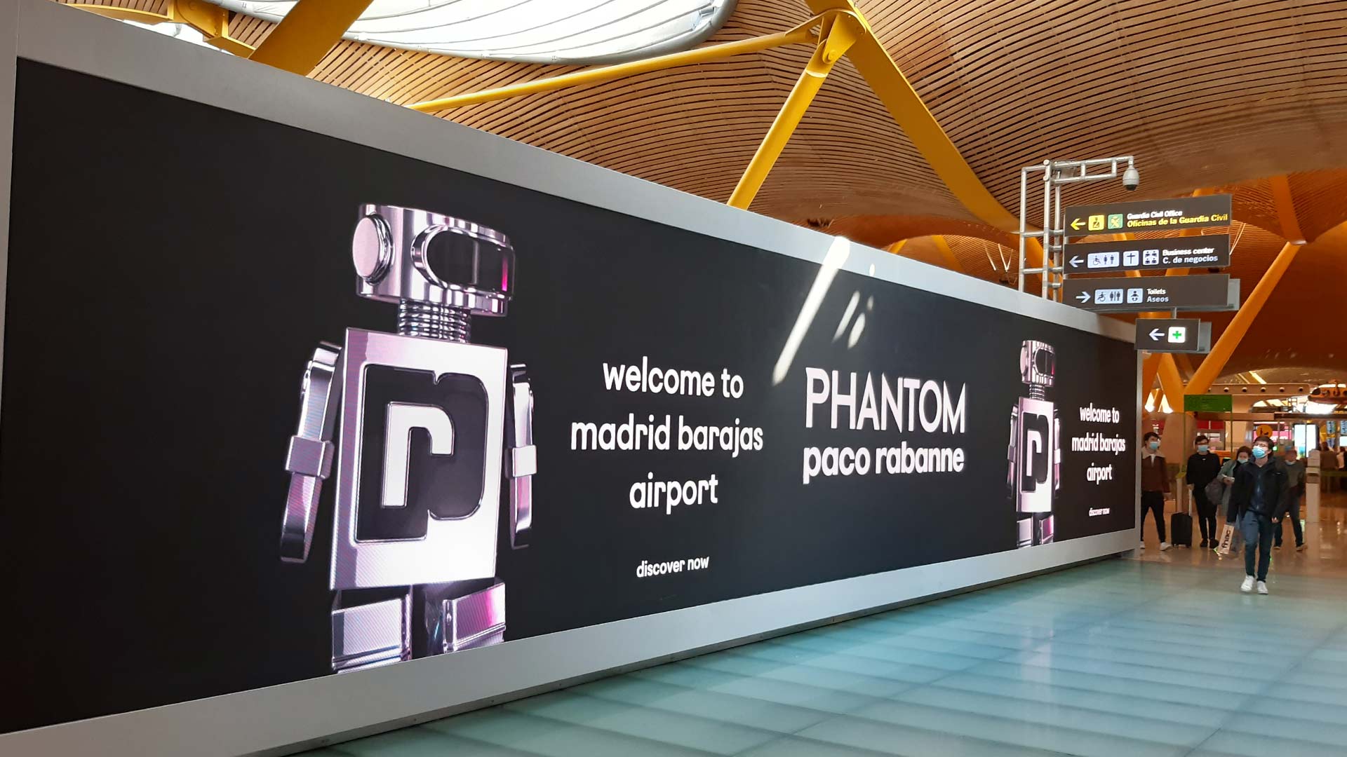 Vollformatige LED-Wand im Boarding-Korridor von Madrid–Barajas T4 mit Aena-Club-Kampagneninhalt