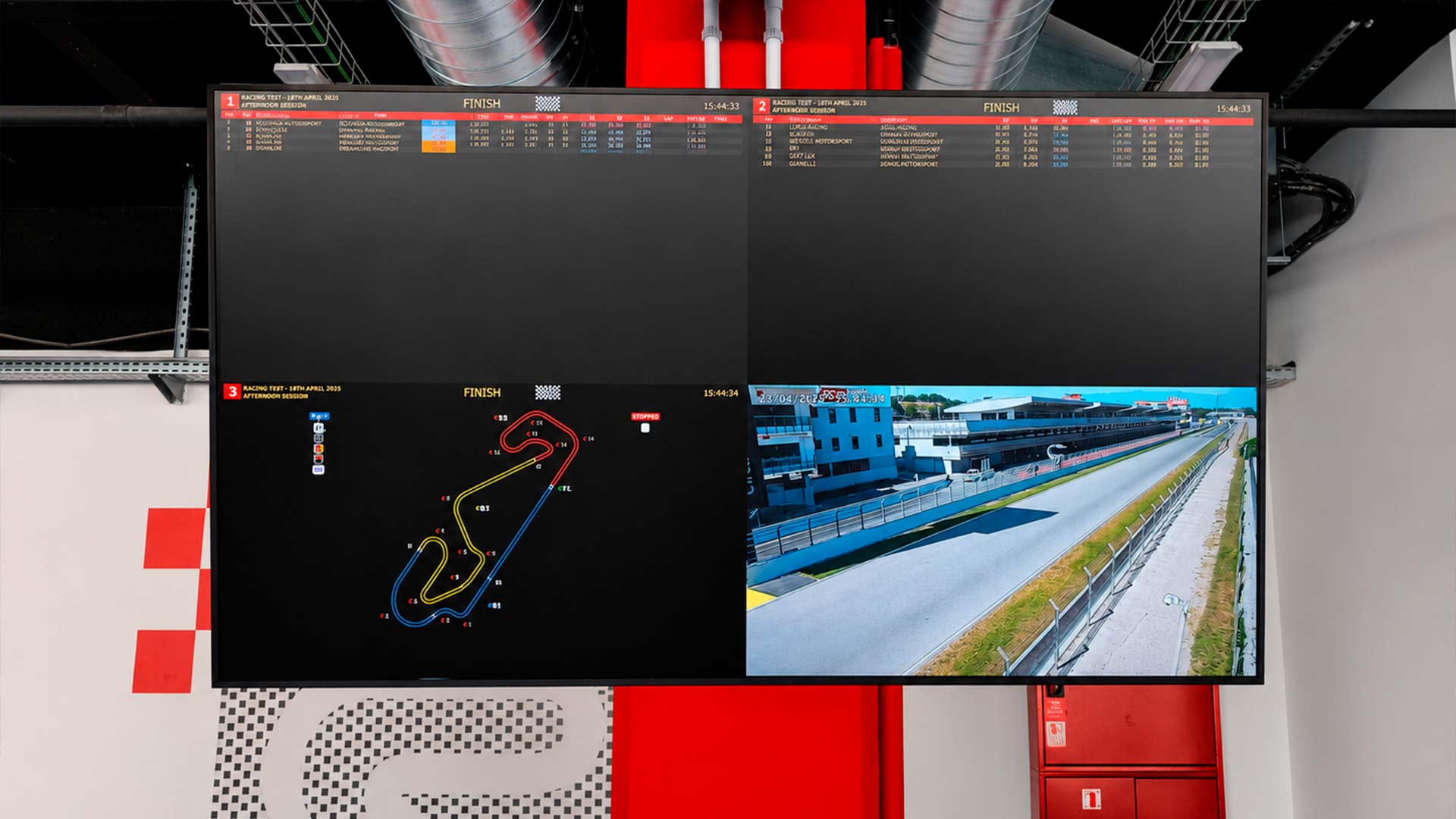 Monitor di supporto che mostra i tempi in diretta e la telecamera del tracciato in una suite VIP del Circuit de Barcelona-Catalunya
